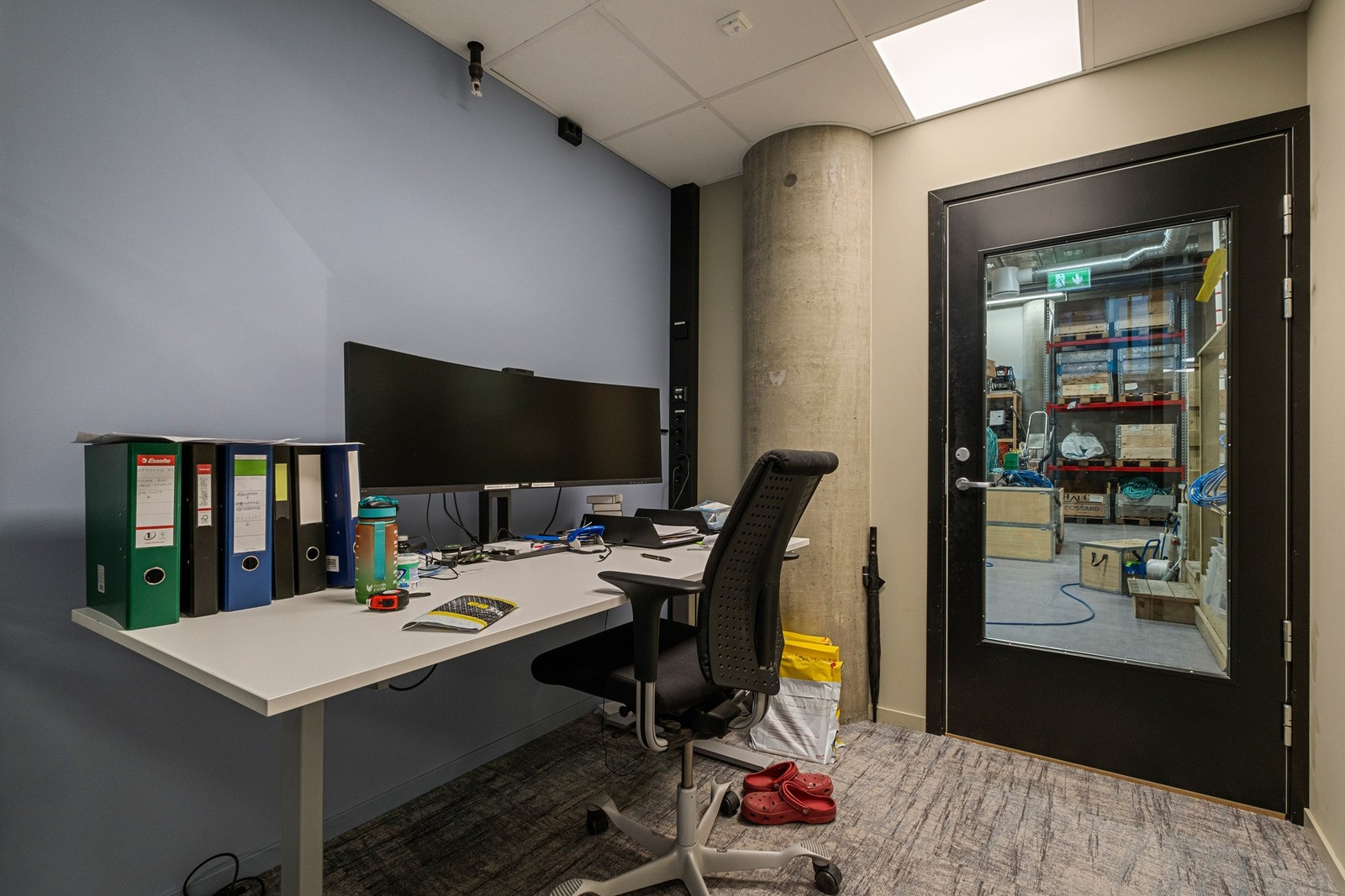 Støtterom med gjennomgang til lager/verksted/lab-areal. Galleribilde