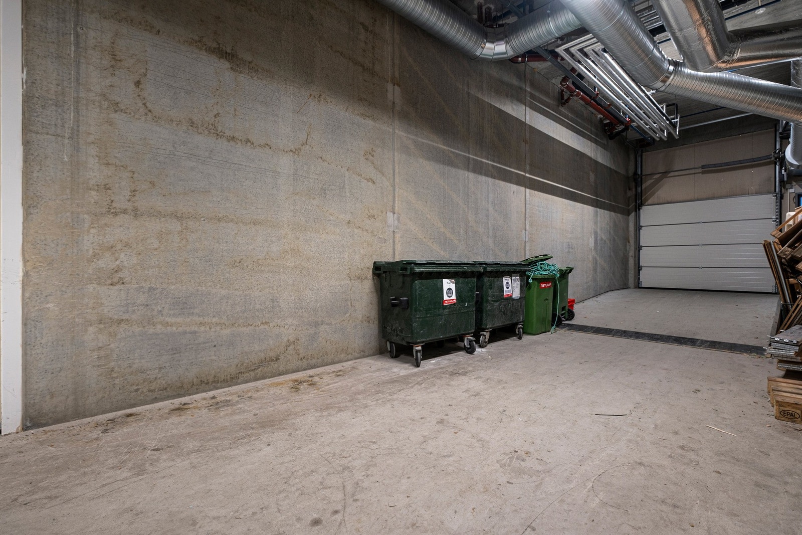 Varemottak med god takhøyde. Galleribilde