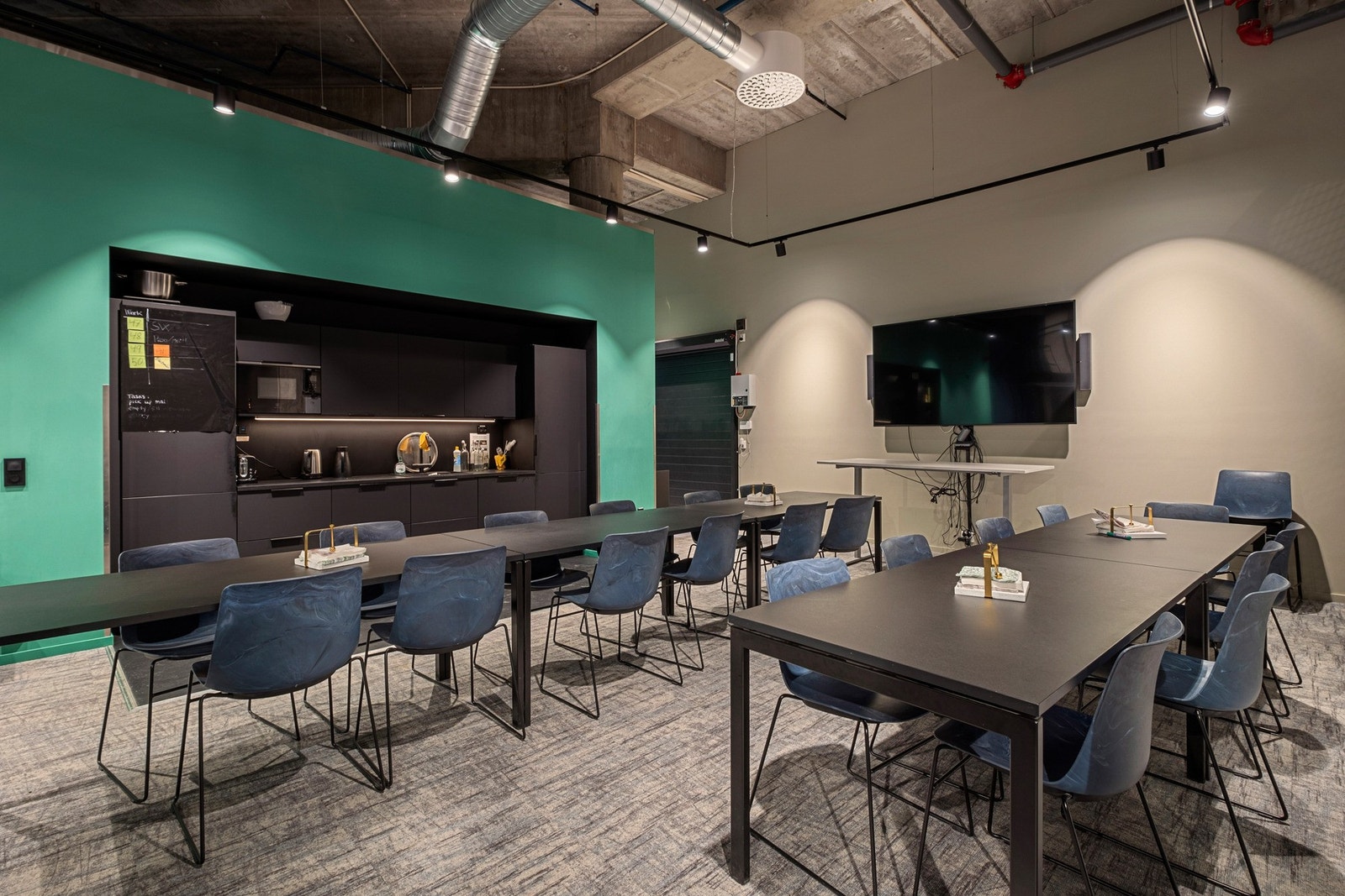 Sosiale soner: Kjøkken og spiserom som også kan benyttes til uformelle møter. Galleribilde