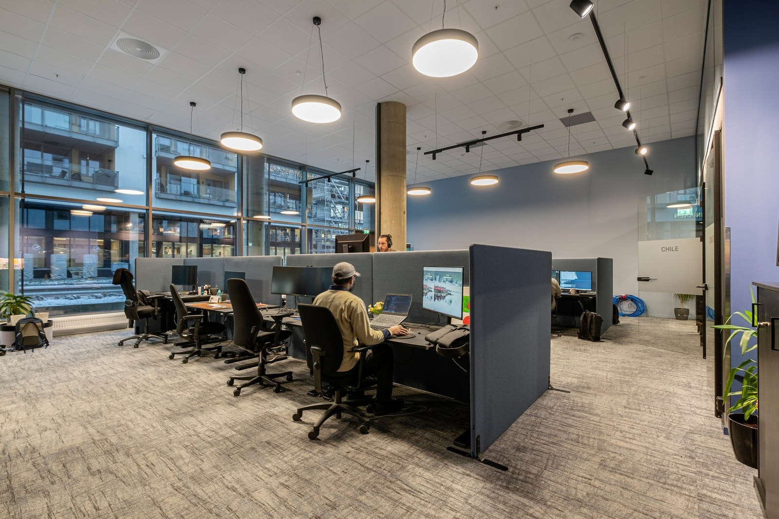 Et luftig kontorlandskap med plass til 20 +/- arbeidsstasjoner. Til høyre i bildet ligger tre støtterom. Det ene med gjennomgang til lager/verksted/lab-areal. Galleribilde