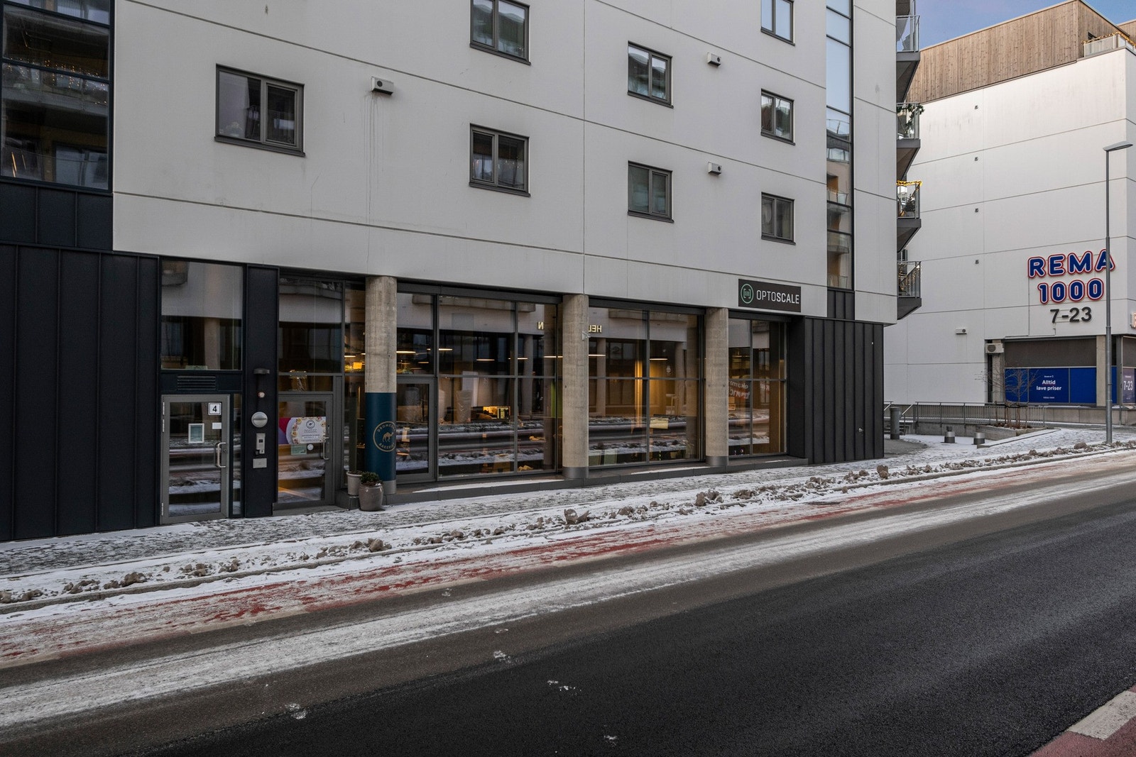 Store vindusflater - rikelig med lysinnslipp og profileringsmulighet. Galleribilde
