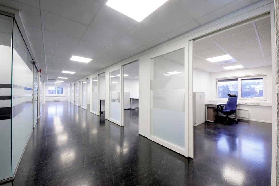 488 kvm kontor/showrom - lokalet er i dag inndelt med cellekontorer Galleribilde