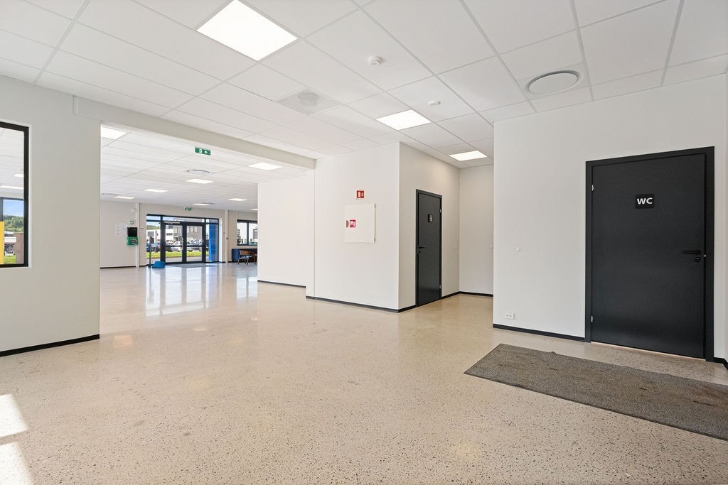 Ved hovedinngang Galleribilde