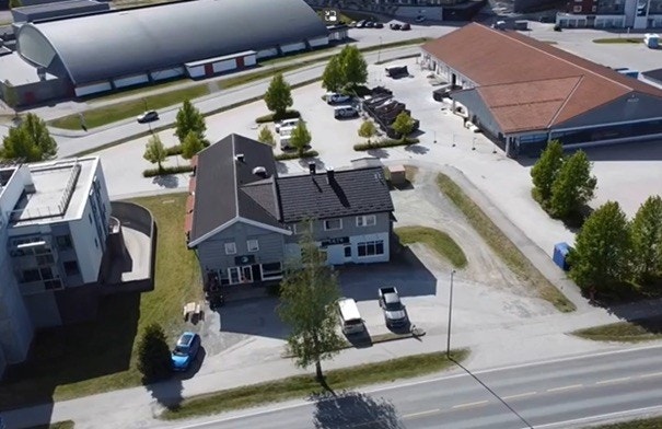 Oversikt m/idrettehall og ny Kiwibutikk på bakside Galleribilde