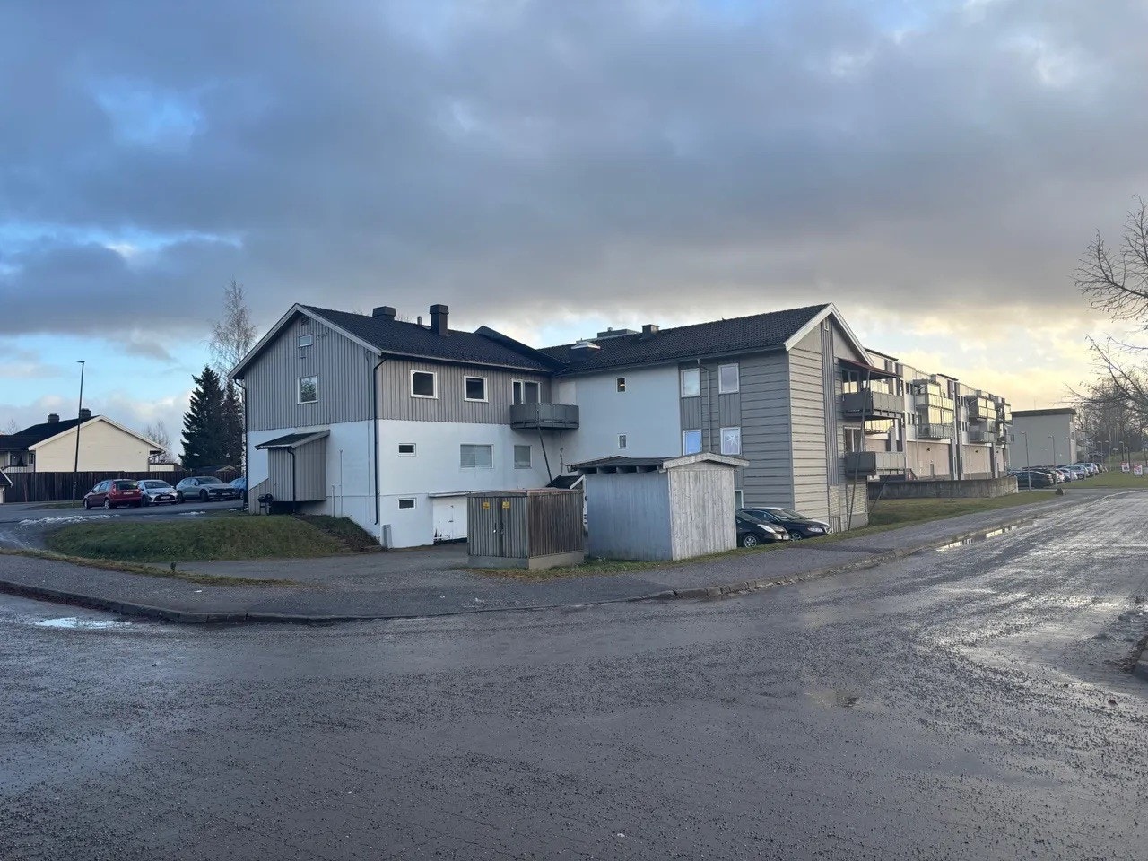 Byggets bakside. Parkering og inngang mot kjeller og egne lagerrom Galleribilde