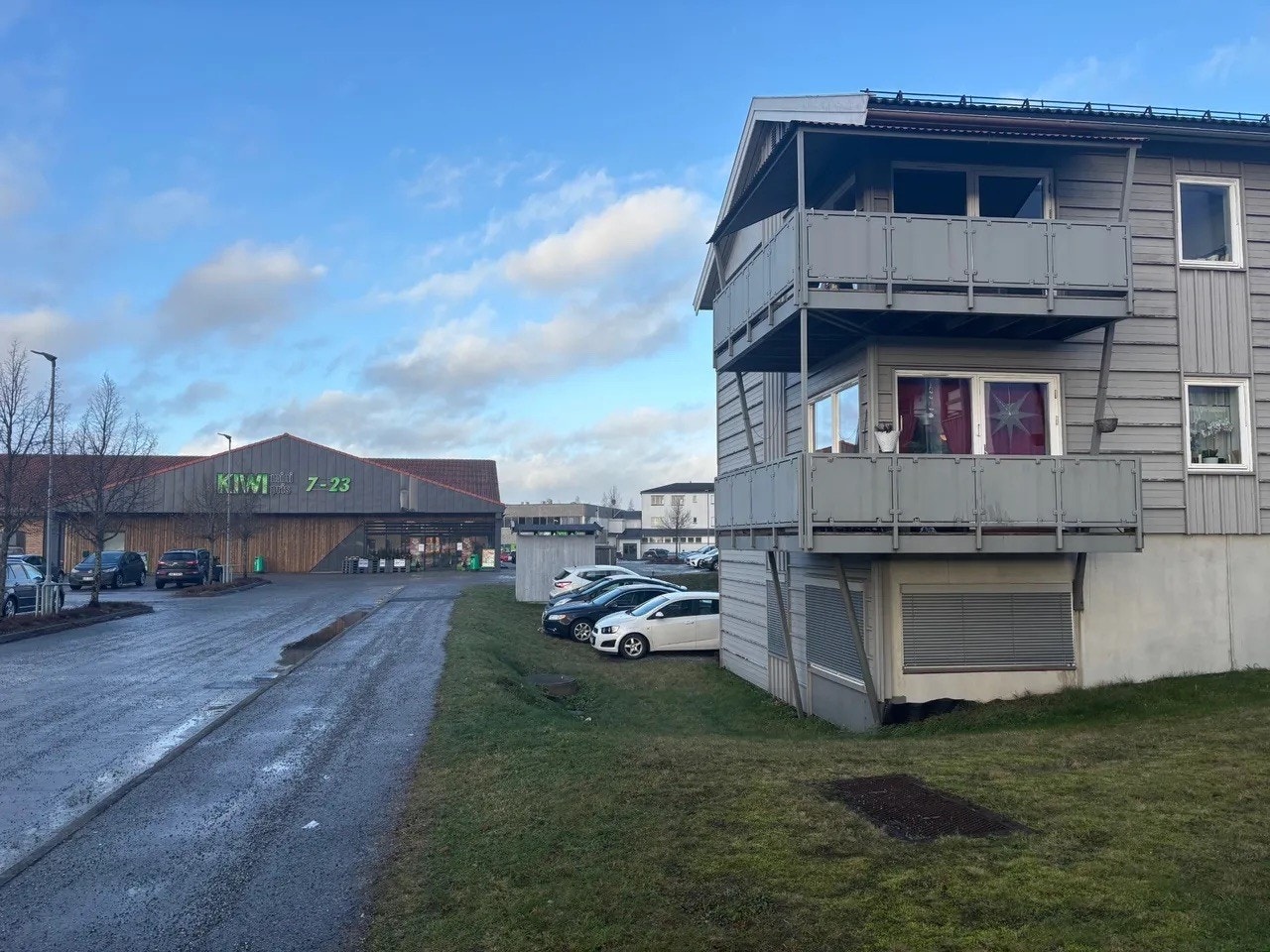 Byggets bakside. Mot idrettshall og Kiwi Galleribilde