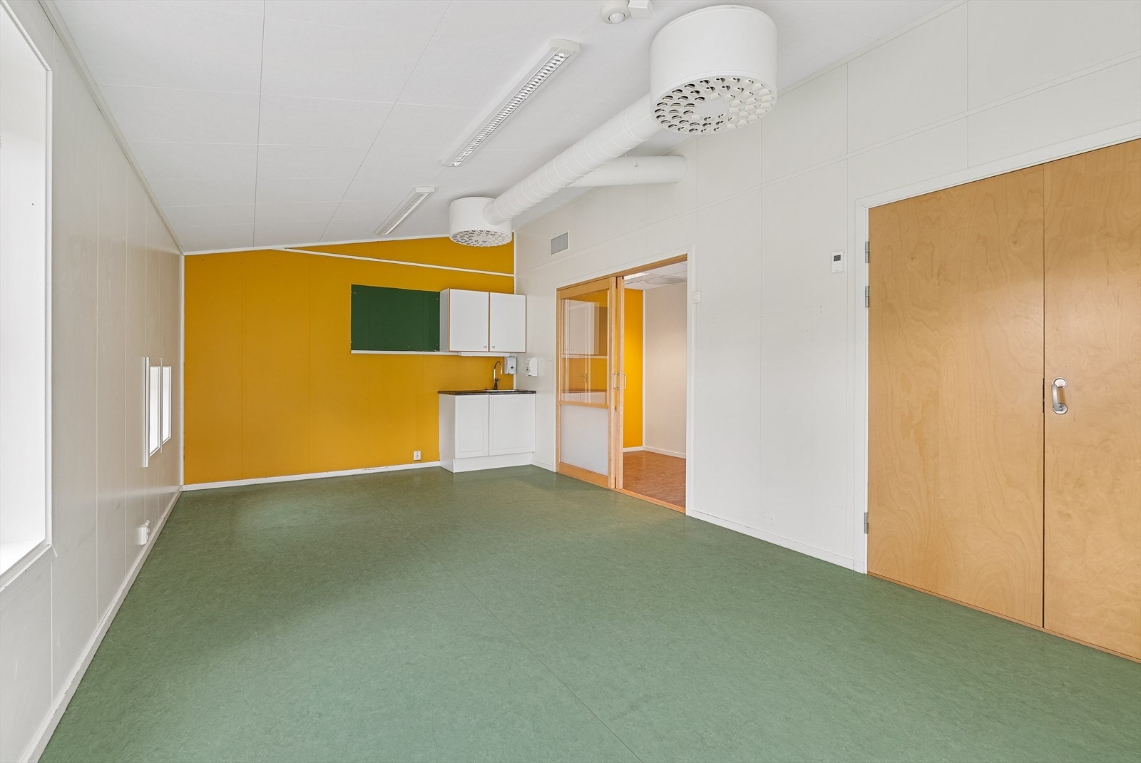 Rom med mindre kjøkkeninnredning med vask. Galleribilde