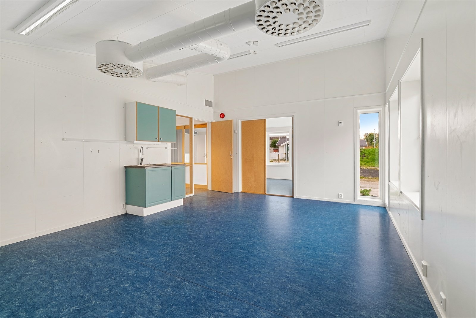 Rom med mindre kjøkkeninnredning med vask. Galleribilde