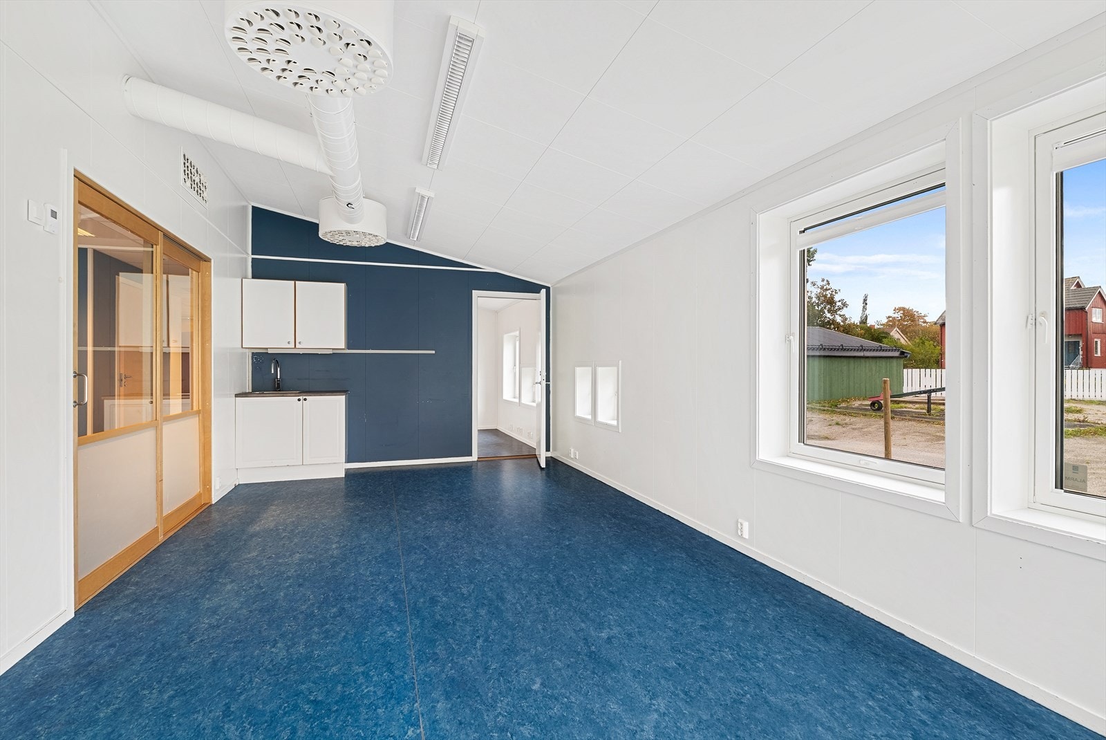 Rom med mindre kjøkkeninnredning med vask. Galleribilde