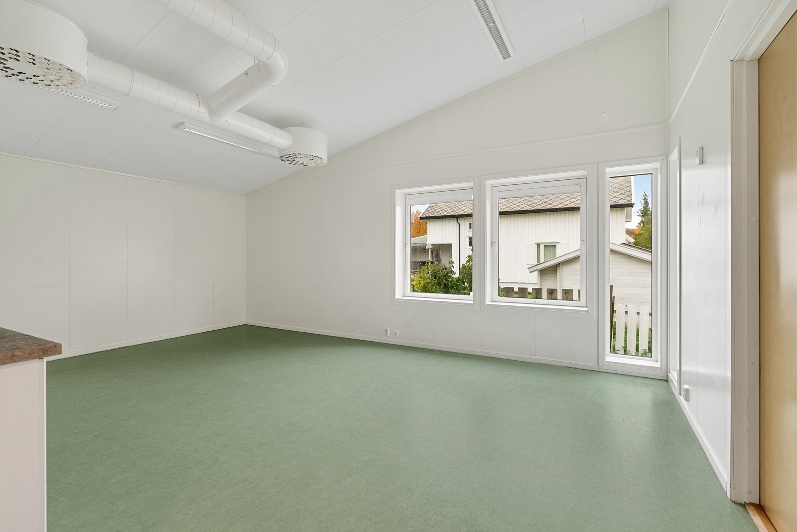 Bygningen har vannbåren varme i gulv. Galleribilde