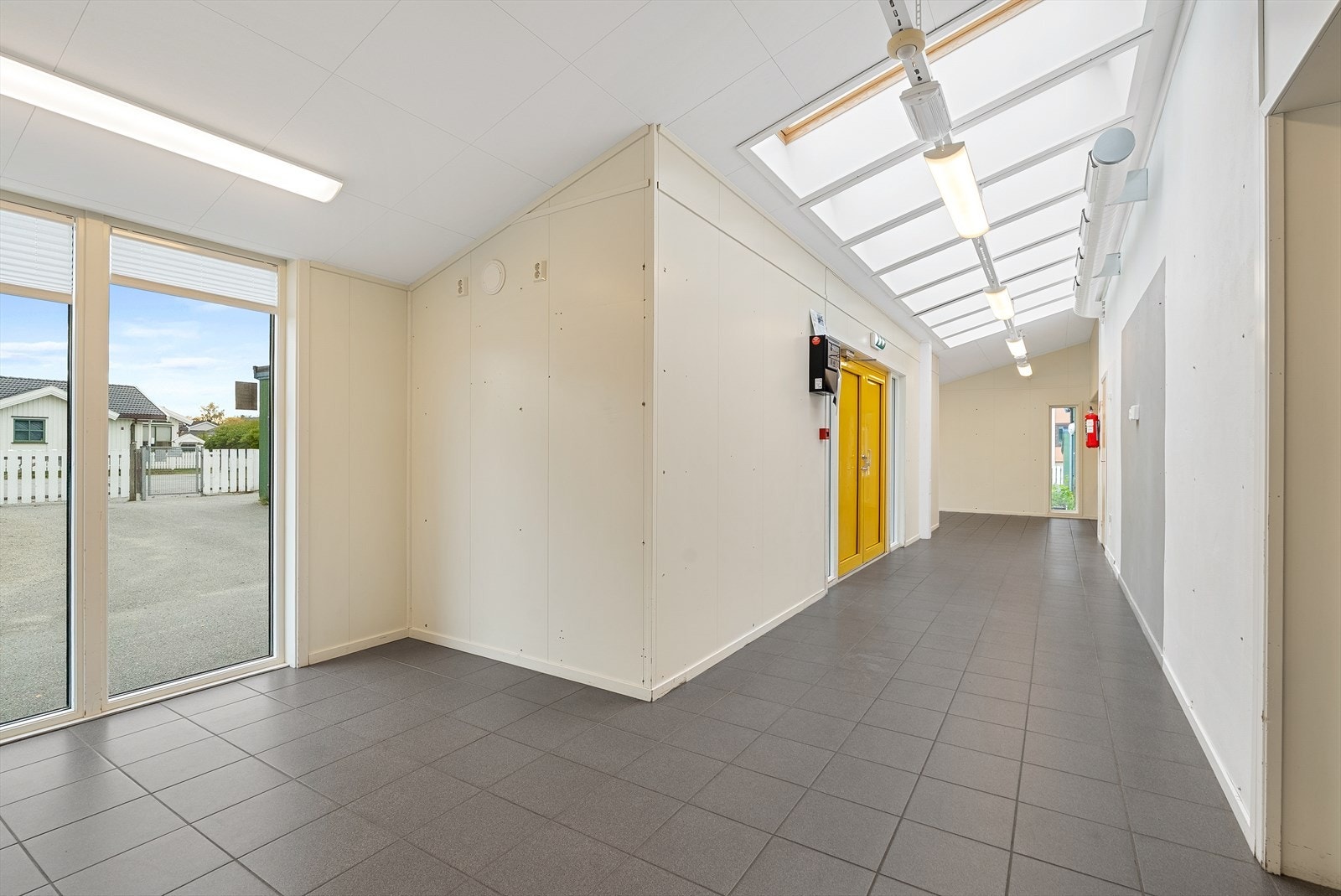 Innhold bygning: 5 Baserom, garderobe, bad, garderober, wc, gang, personalrom, kontor, kjøkken, vaskerom, 2 kjølerom, fryserom, lager, teknisk-rom, lager. Galleribilde