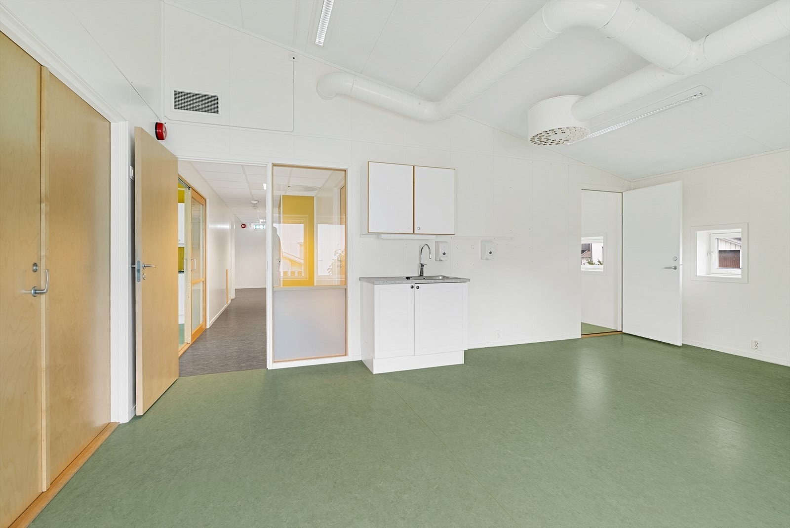 Rom med mindre kjøkkeninnredning med vask. Galleribilde