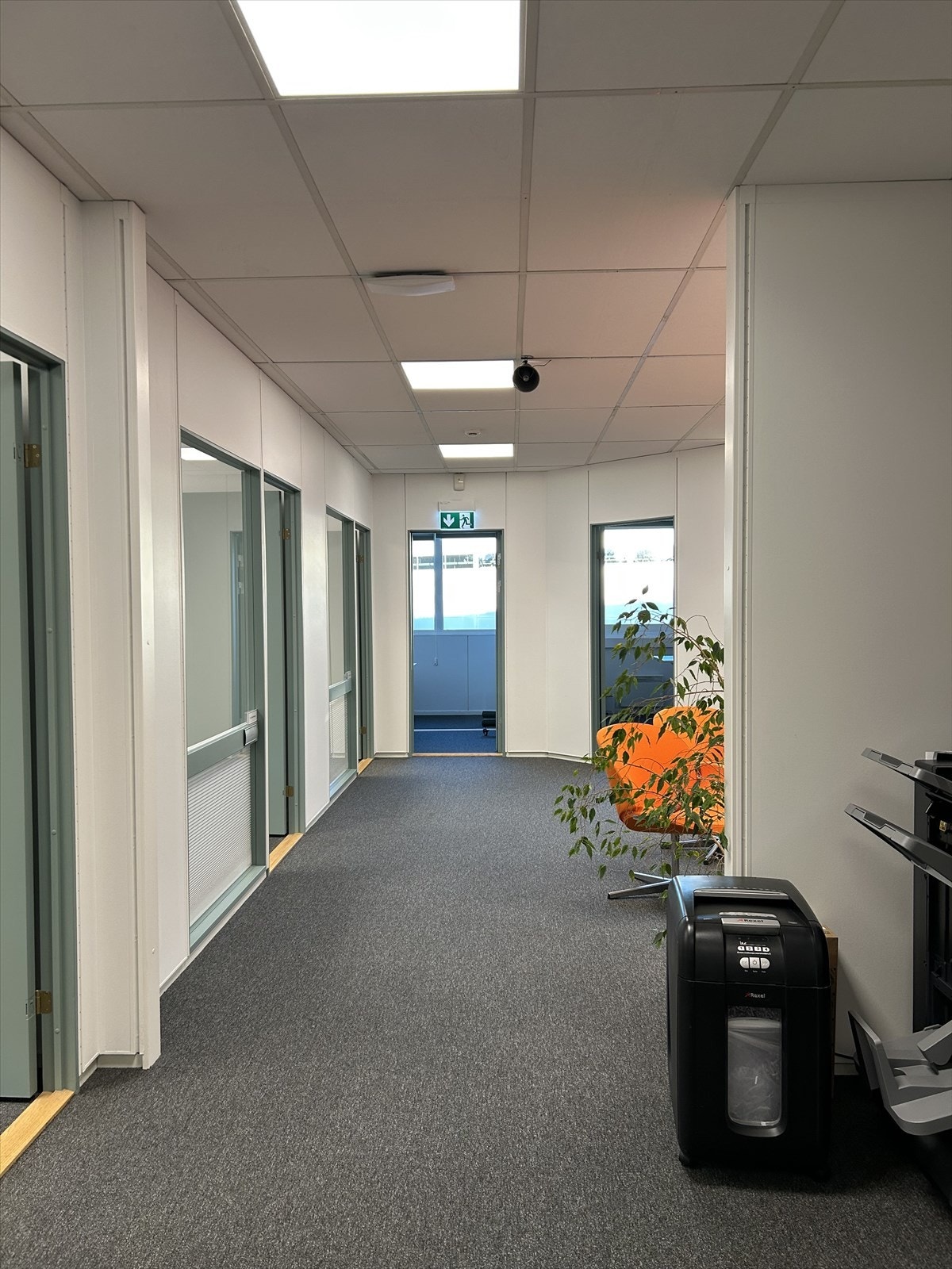 Kontorene er oppgradert med teppefliser på gulv og malte overflater. Galleribilde