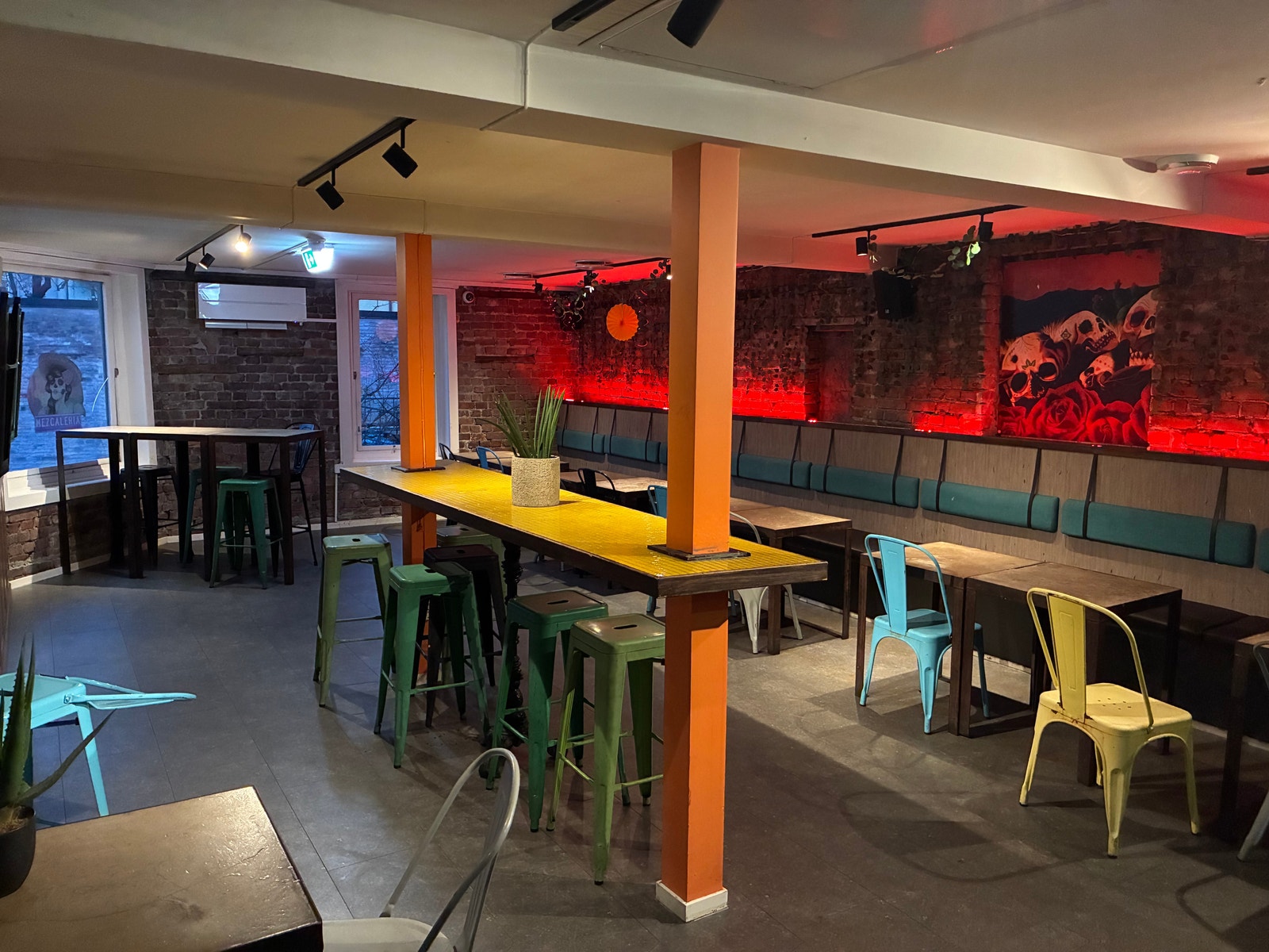 2.etasje er en full etasje med bar, toaletter og masse sitteplasser Galleribilde