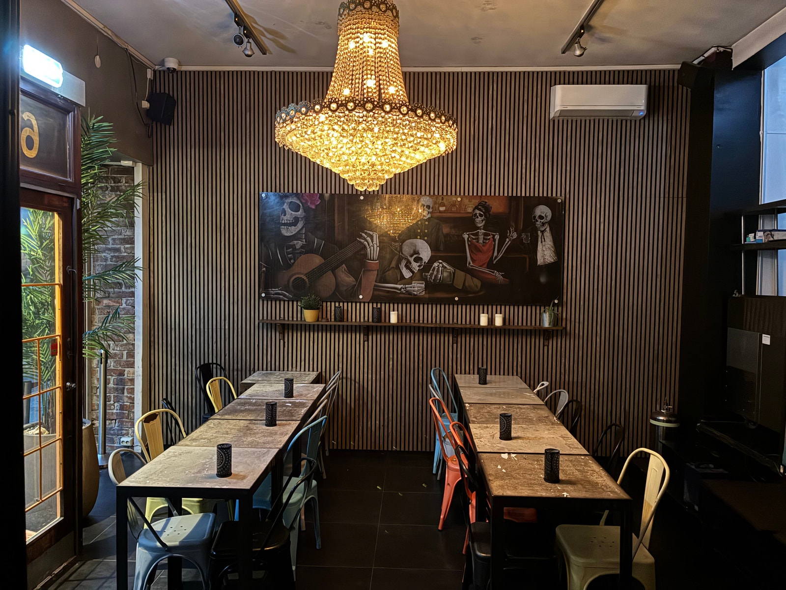 Historisk bygg med store vinduer ut mot Thorvald Meyers Gate Galleribilde