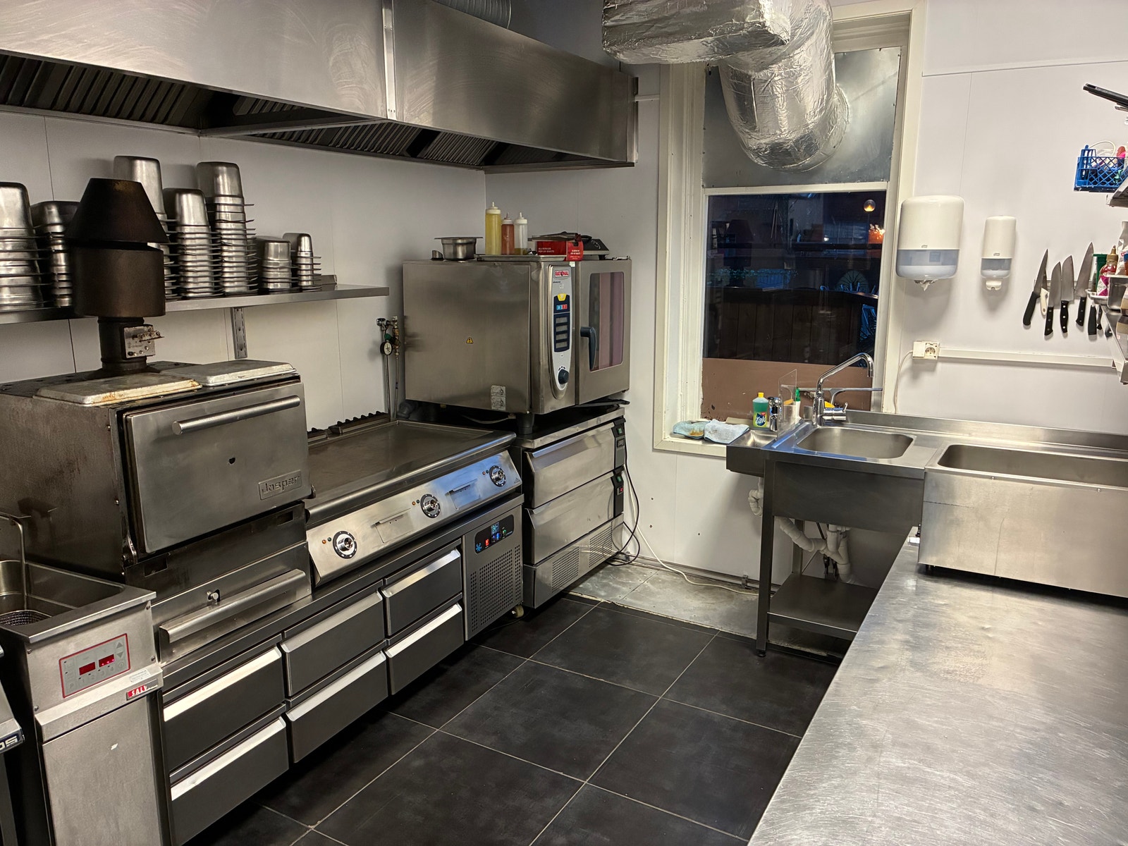 Fult utstyrt kjøkken Galleribilde