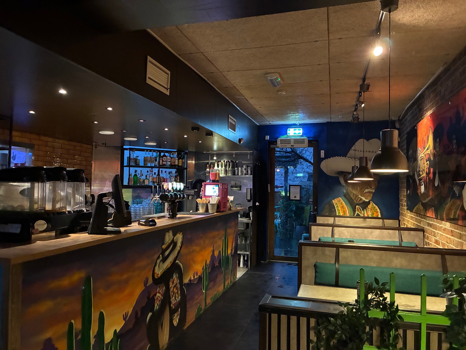 Lokale har 2 barer, en i hver etasje Galleribilde