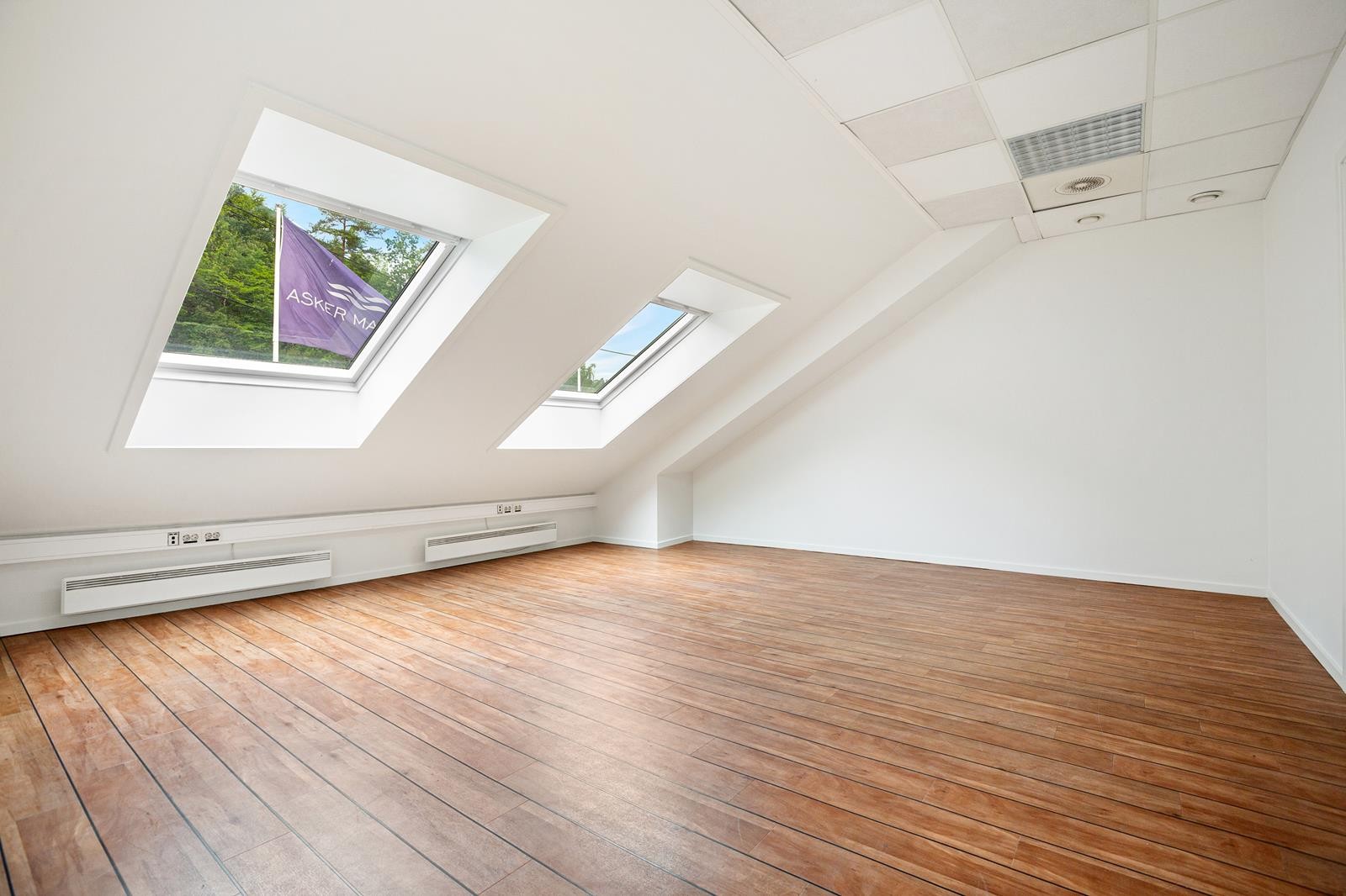 Nymalte vegger og tak. Galleribilde