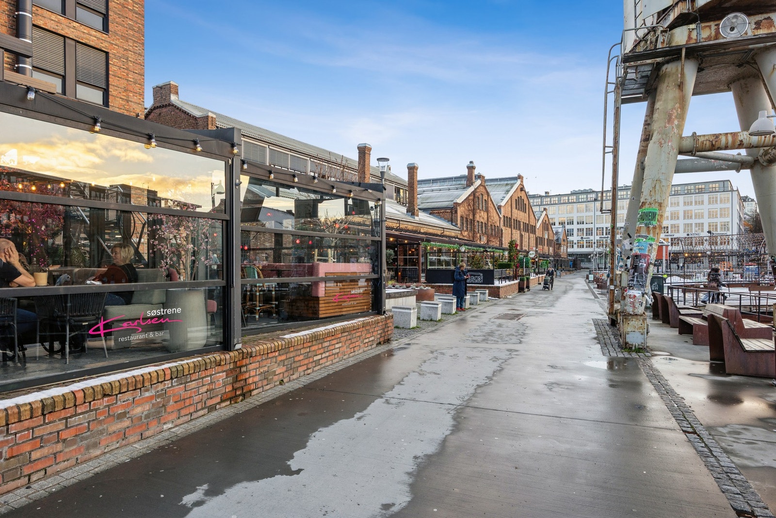 Kort avstand til restauranter, butikker og kollektivtransport gjør området svært tilgjengelig. Galleribilde