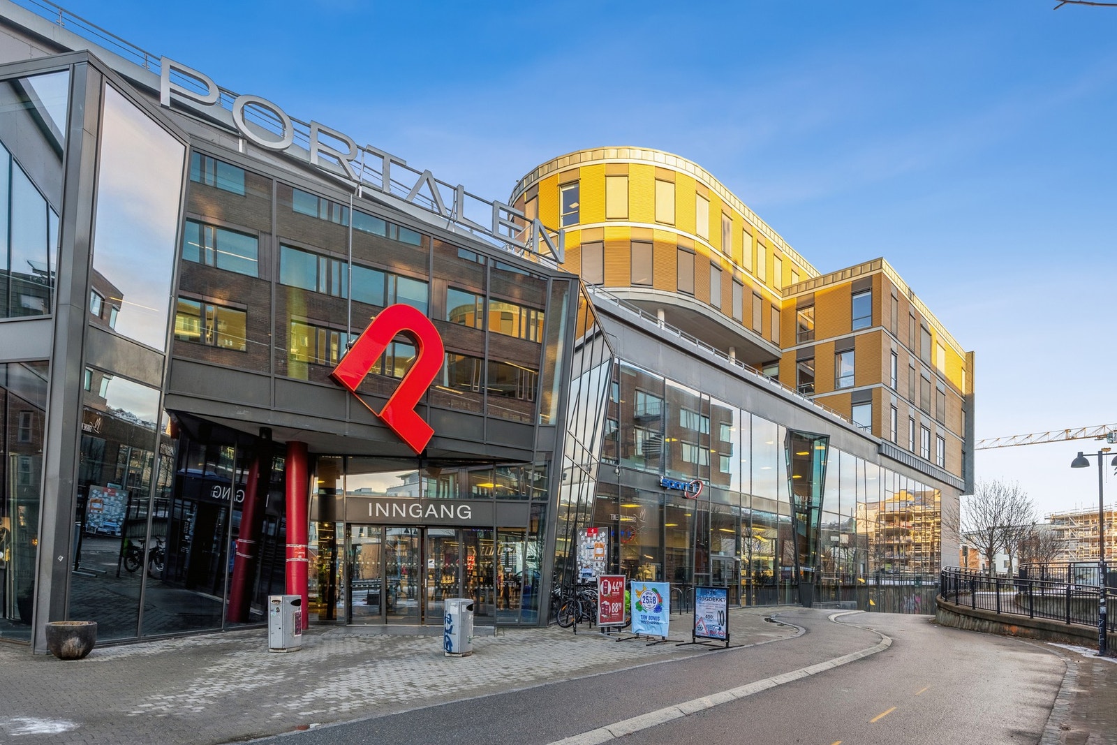 Bydelen har i løpet av de siste årene utviklet seg til å bli en levende og aktiv bydel i Trondheim. Galleribilde