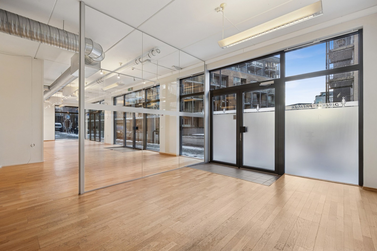 Takhøyde og tekniske installasjoner gir et moderne og industrielt preg. Galleribilde