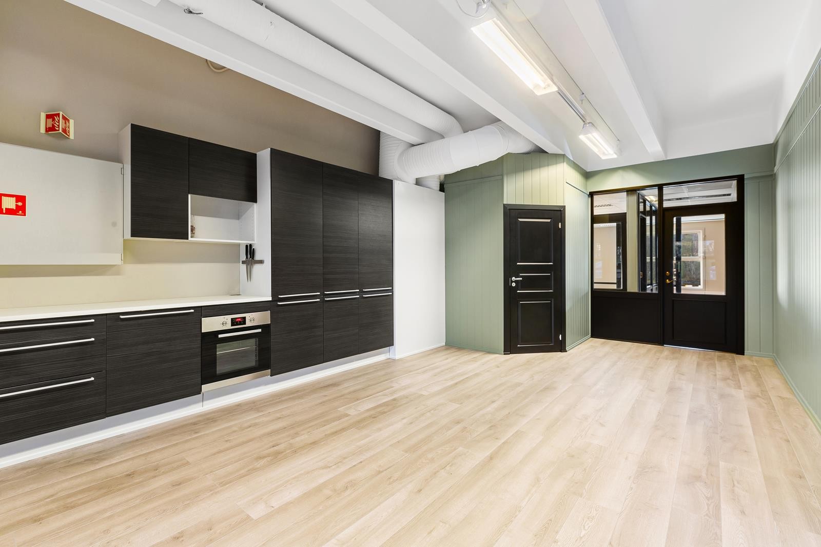 Hyggelig spiseplass med moderne kjøkken Galleribilde