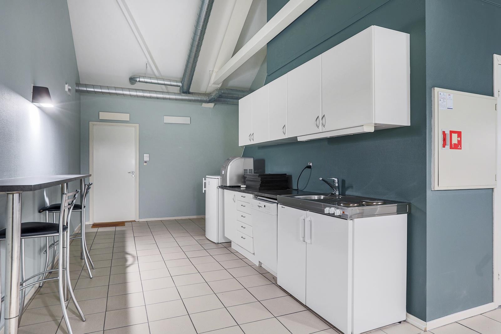 Felles kjøkken med kokeplater og oppvaskmaskin Galleribilde