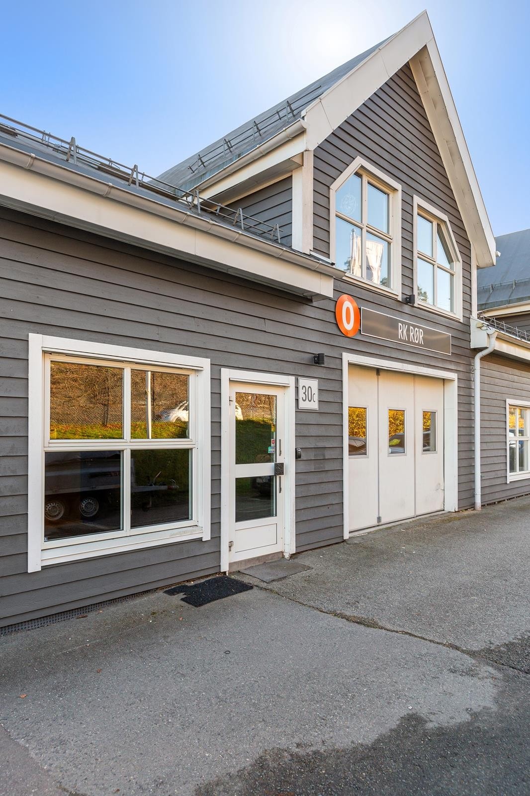 Egen inngang og kjøreport godt vedlikeholdt næringsbygg Galleribilde