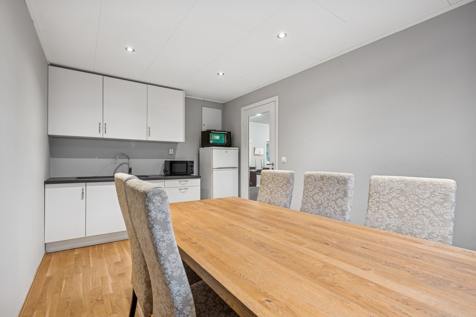 Lyst og trivelig kjøkken med spiseplass - perfekt som pauserom. Galleribilde