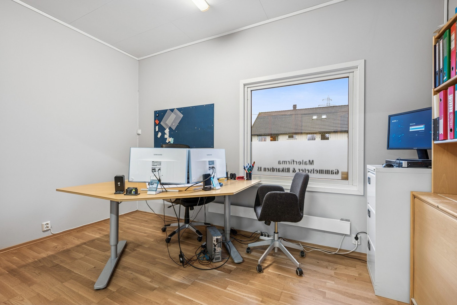 Innbydende kontor med moderne overflater og godt dagslys Galleribilde