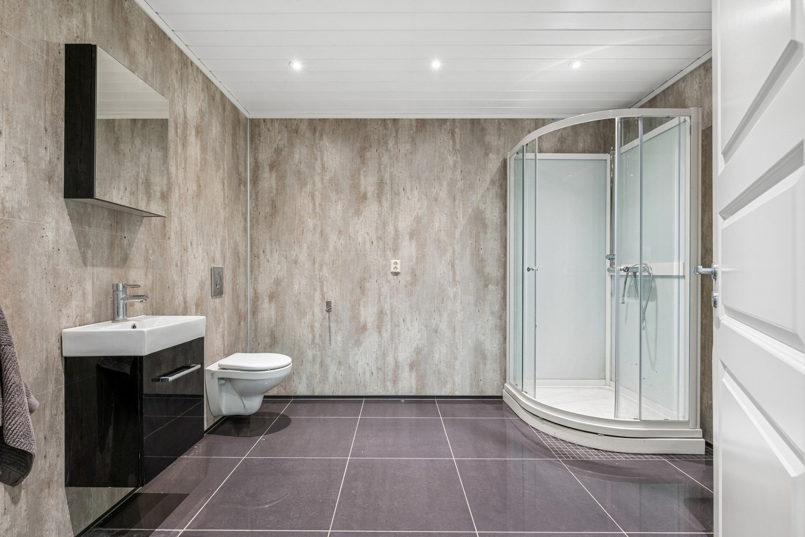 Oppgradert bad med dusjkabinett, toalett og moderne overflater. Galleribilde