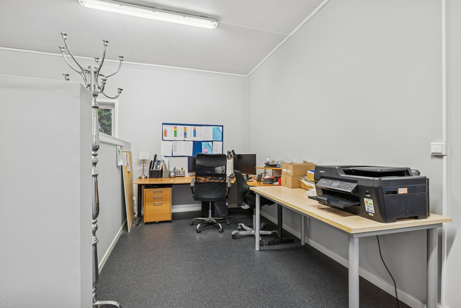 Stort kontorareal med åpen løsning og gode møbleringsmuligheter. Galleribilde