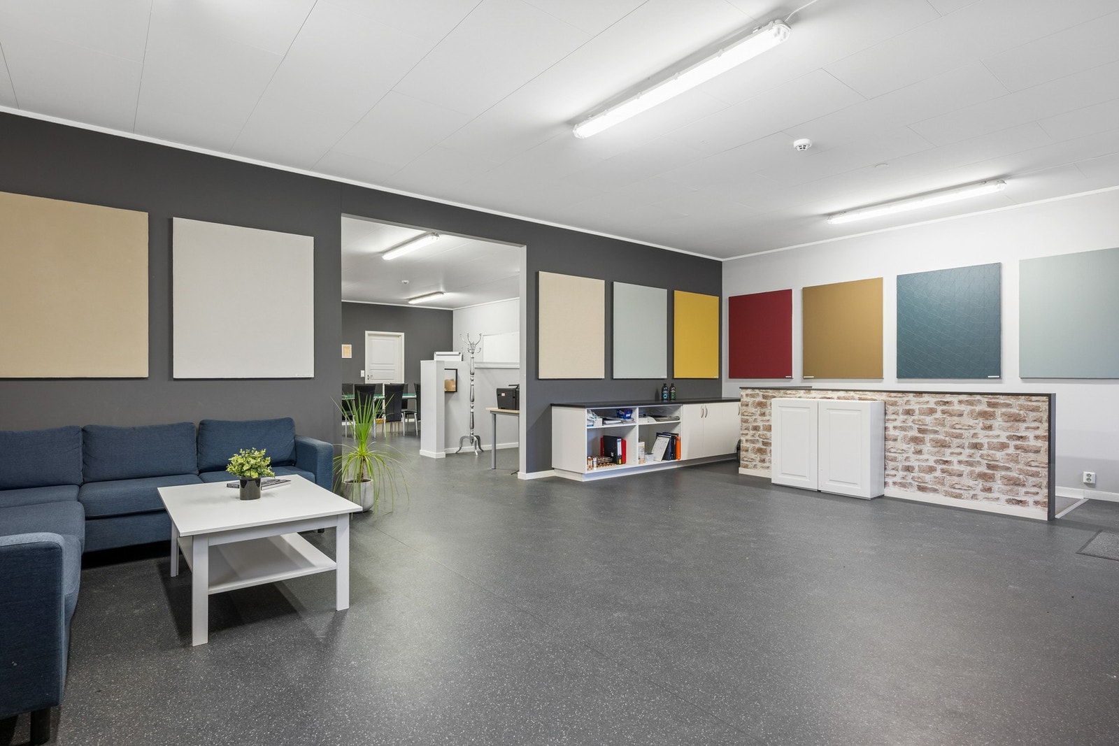 Praktisk og funksjonell planløsning med tydelige soner for kontor, møterom og lager. Galleribilde