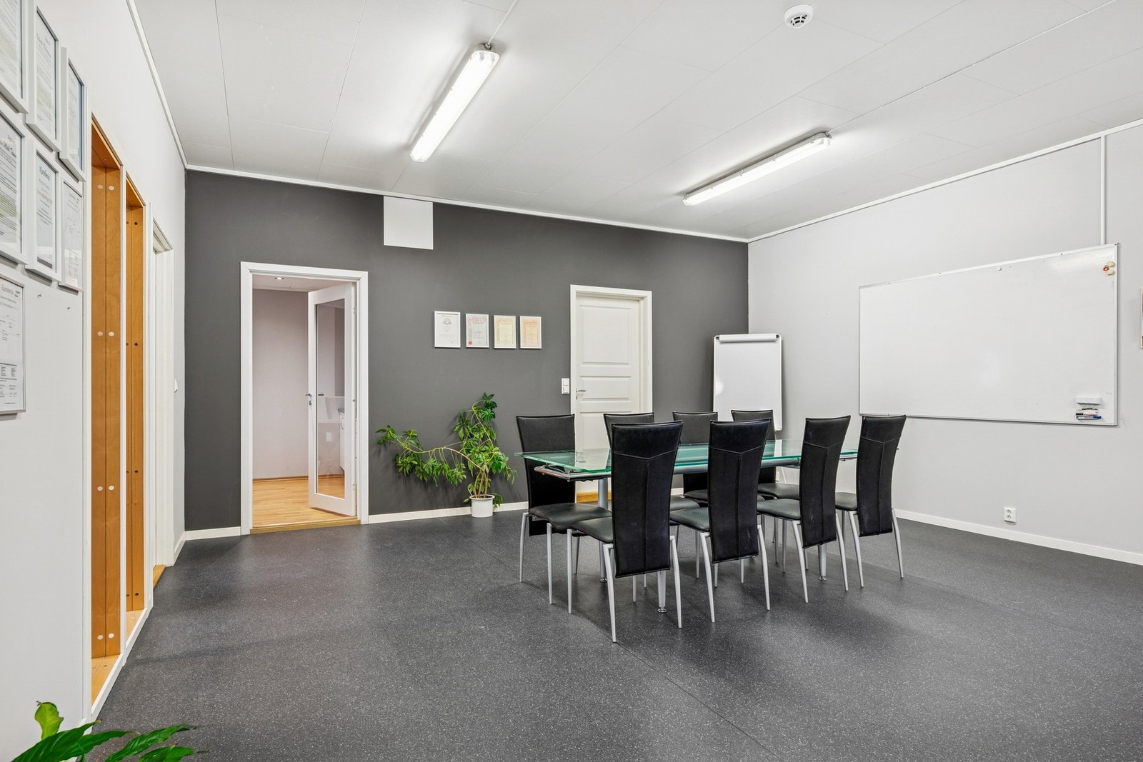 Godt dimensjonert rom som egner seg som møterom eller teamkontor. Galleribilde