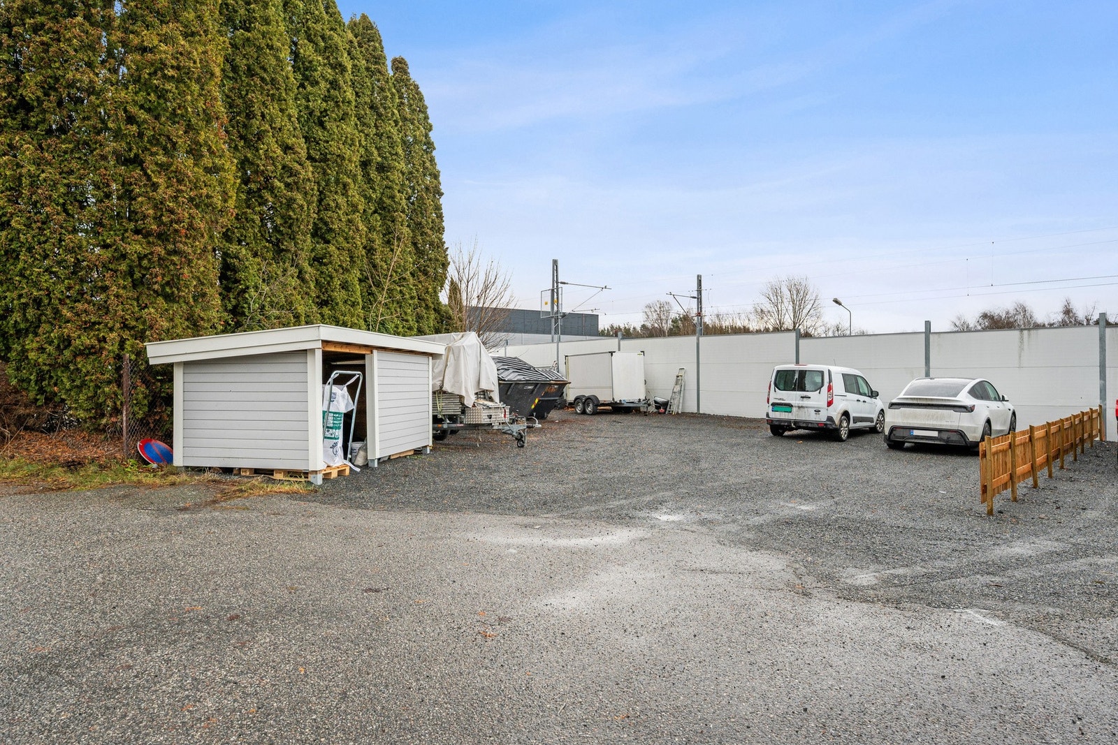 Det er rikelig med parkeringsplasser på tomten, samt godt med oppbevaring utvendig. Galleribilde