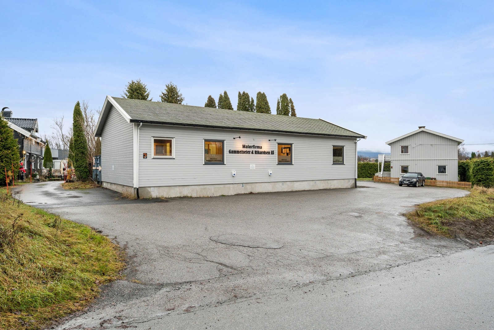 Stor åpen plass med lett ankomst for både ansatte, kunder og varetransport. Galleribilde