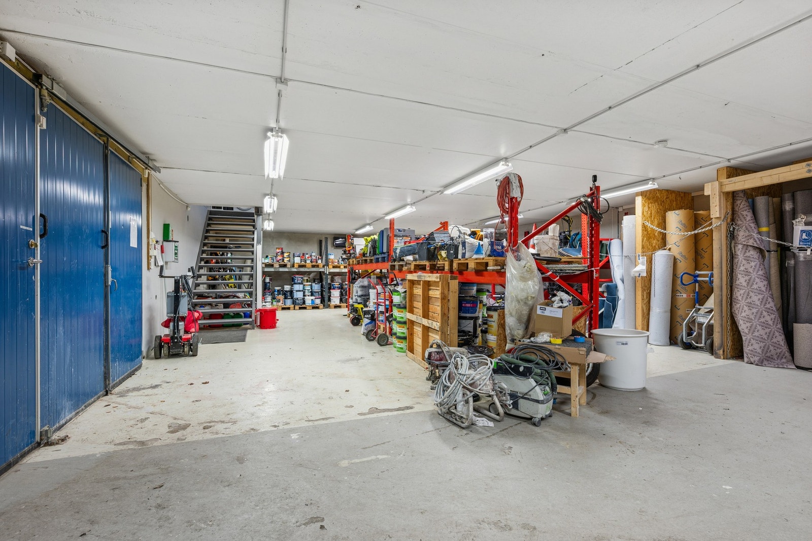 Romslig lager med god takhøyde og fleksible innredningsmuligheter. Galleribilde