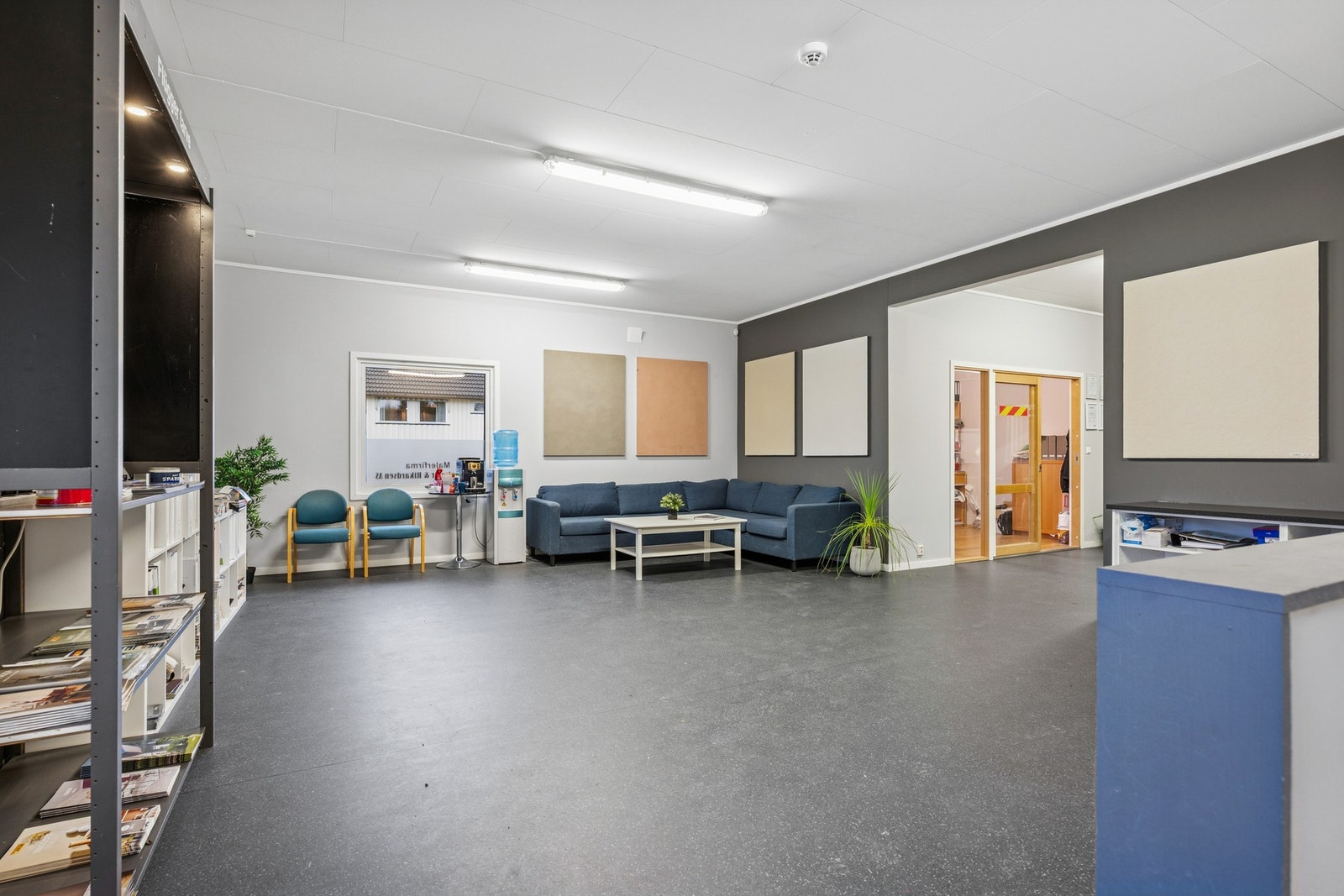 Åpent og fleksibelt rom som passer godt som resepsjon, showroom eller arbeidsplass. Galleribilde