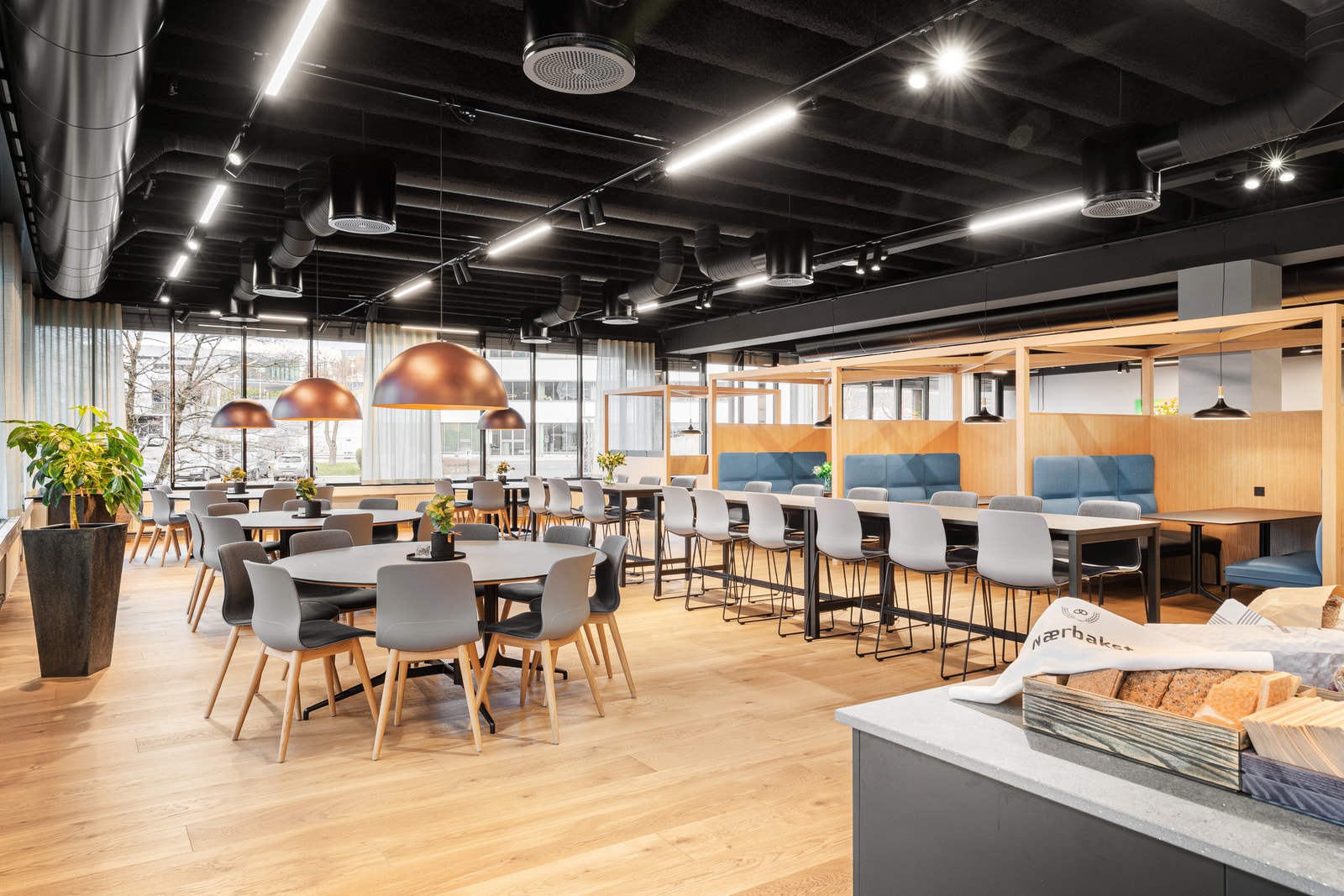 Nyoppusset og flott personalrestaurant i første etasje Galleribilde