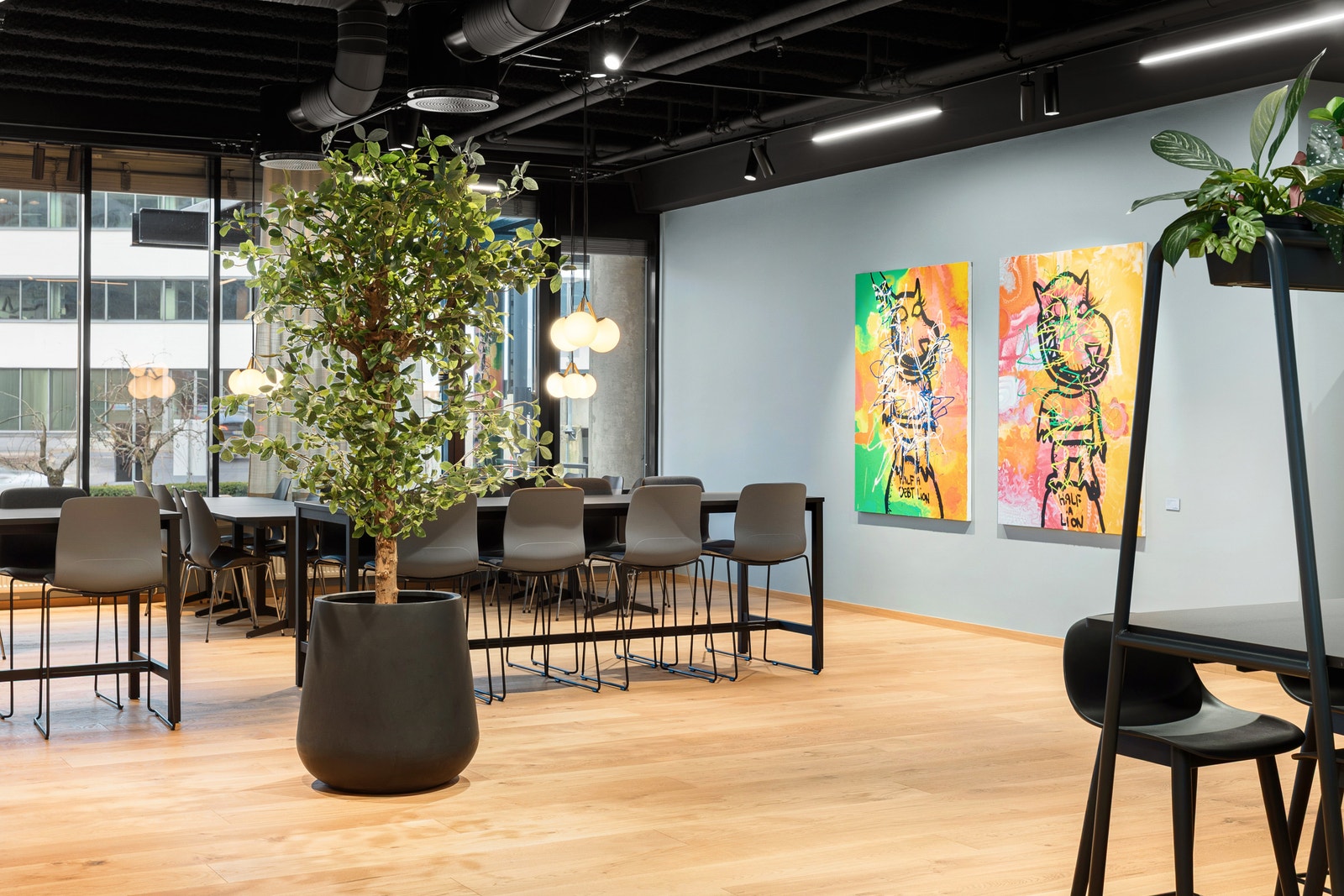 Nyoppusset og flott personalrestaurant i første etasje.
I tillegg 2 stk felles møterom for bygget som kan bookes kostnadsfritt Galleribilde