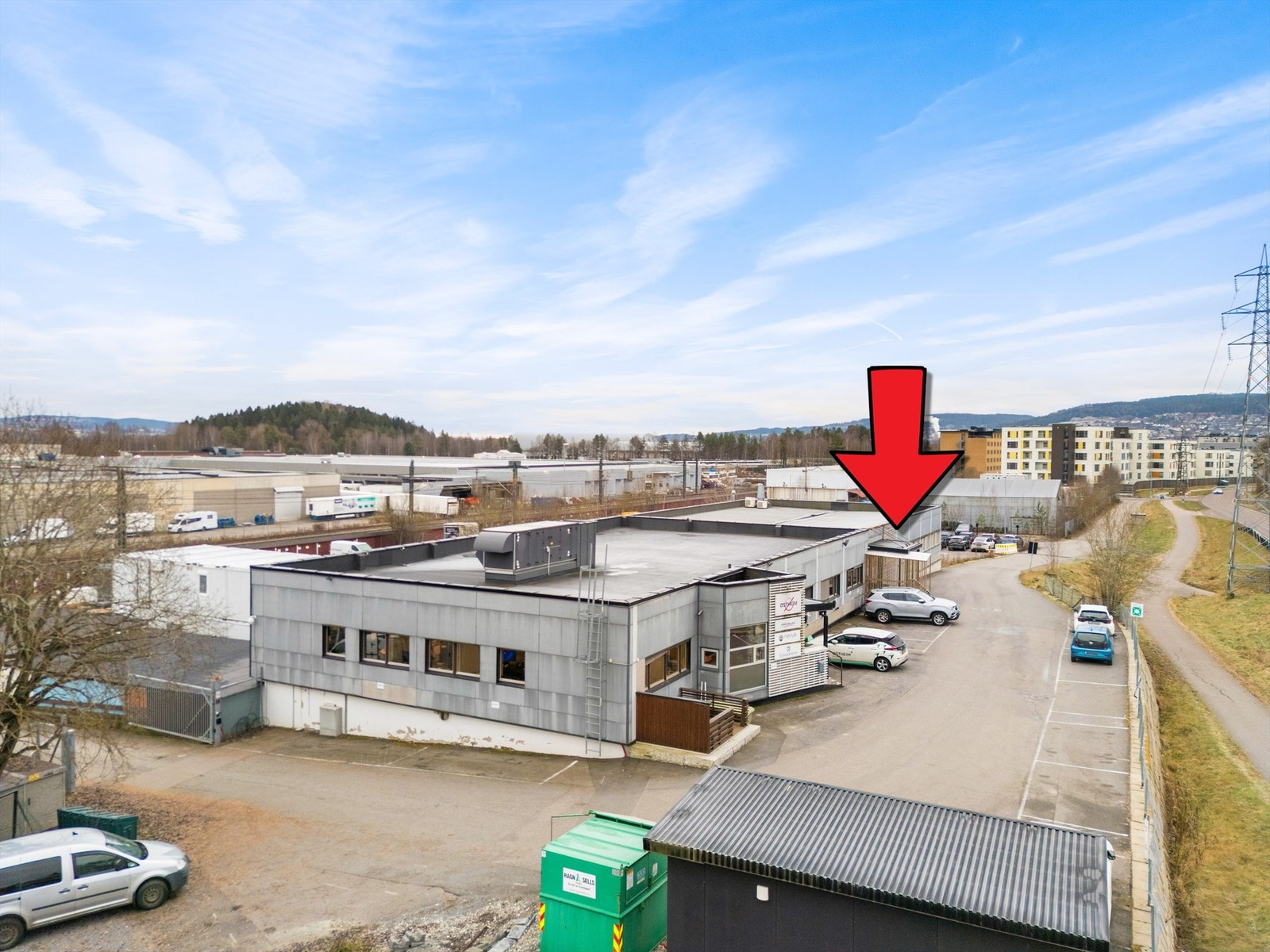 Det er parkering både på fremsiden og baksiden Galleribilde