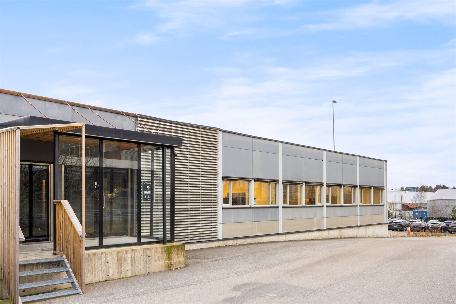 Overbygget inngangsparti med direkte adkomst fra parkeringsplasser Galleribilde