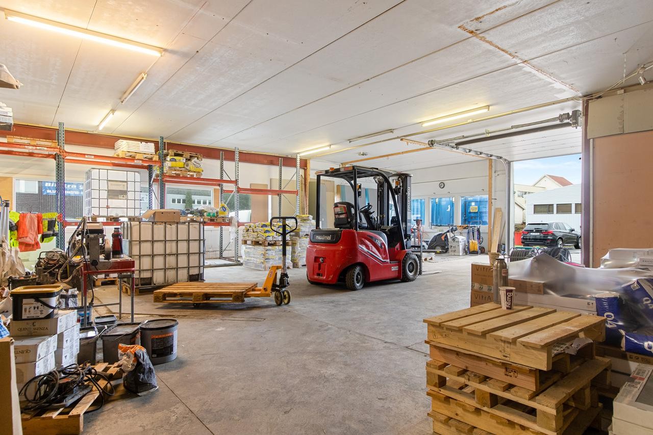 Lavt lager med kjørerport Galleribilde