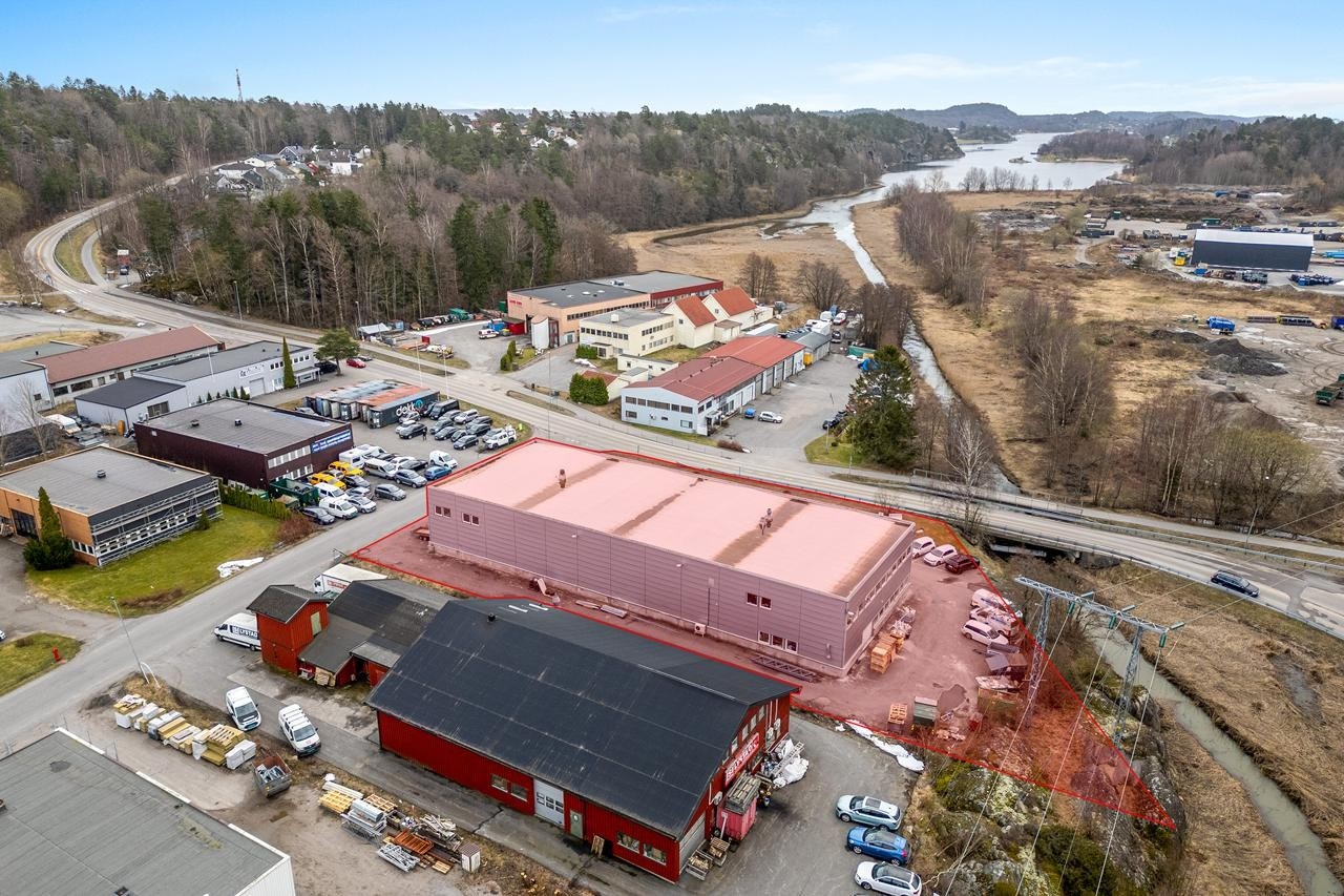 Tomten er asfaltert og opparbeidet Galleribilde