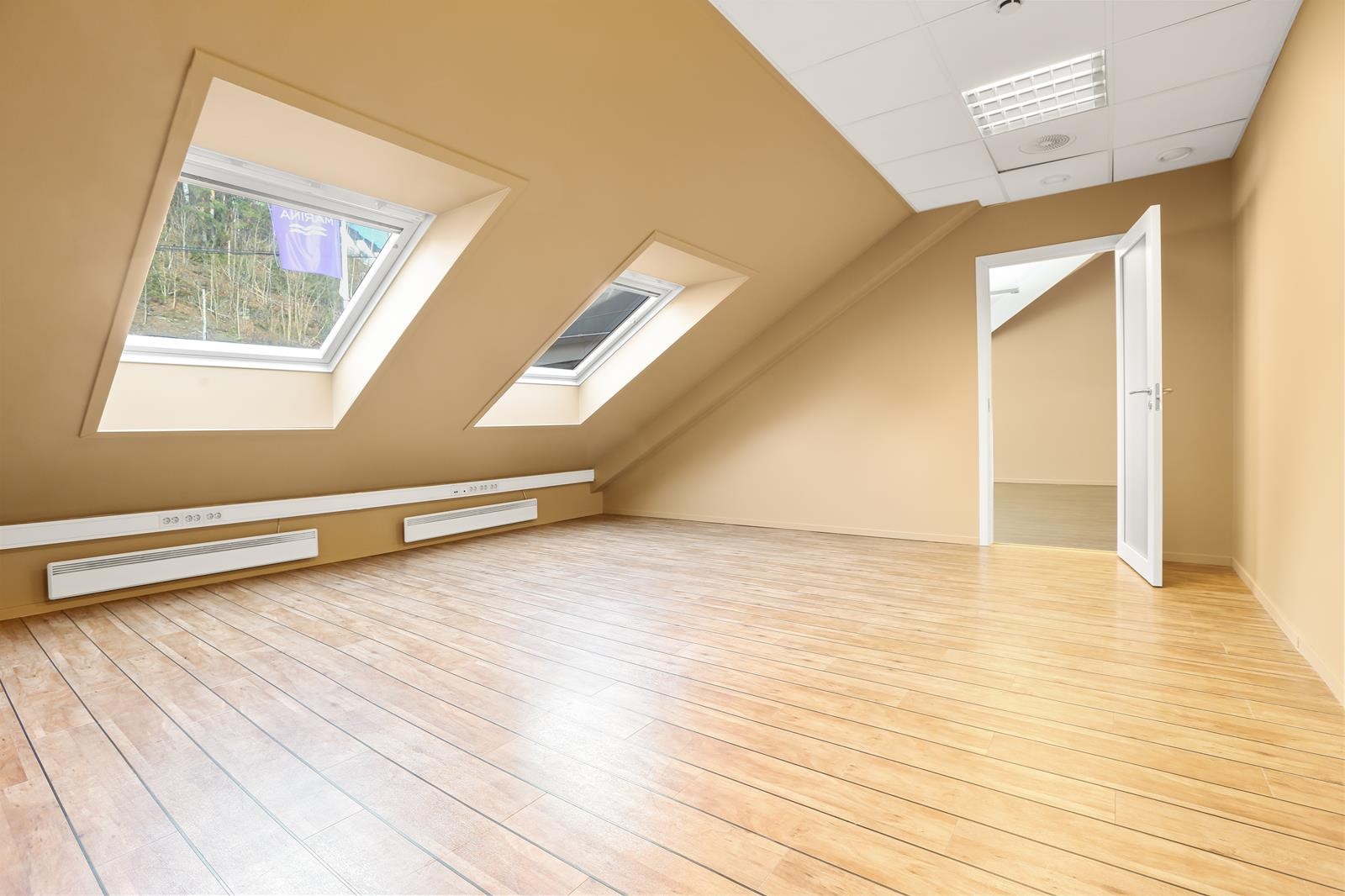 Lyst og fint med takvinduer og fargerike overfalter. Galleribilde