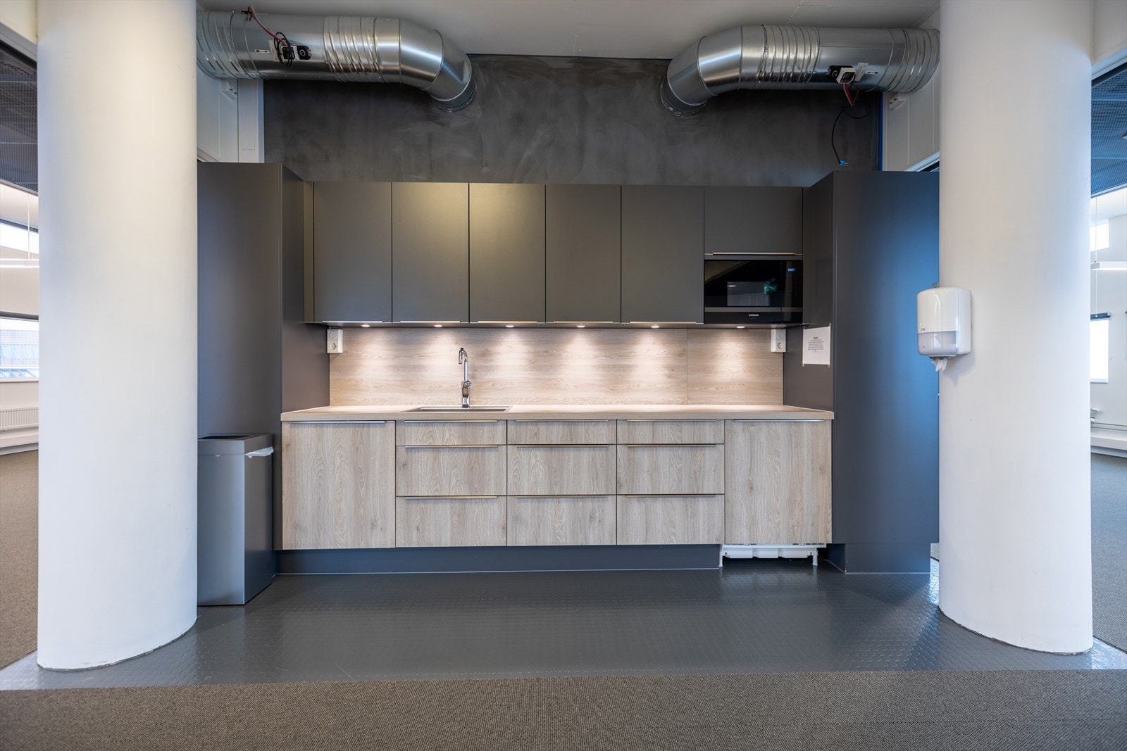 Kjøkken med integrerte hvitevarer. Galleribilde