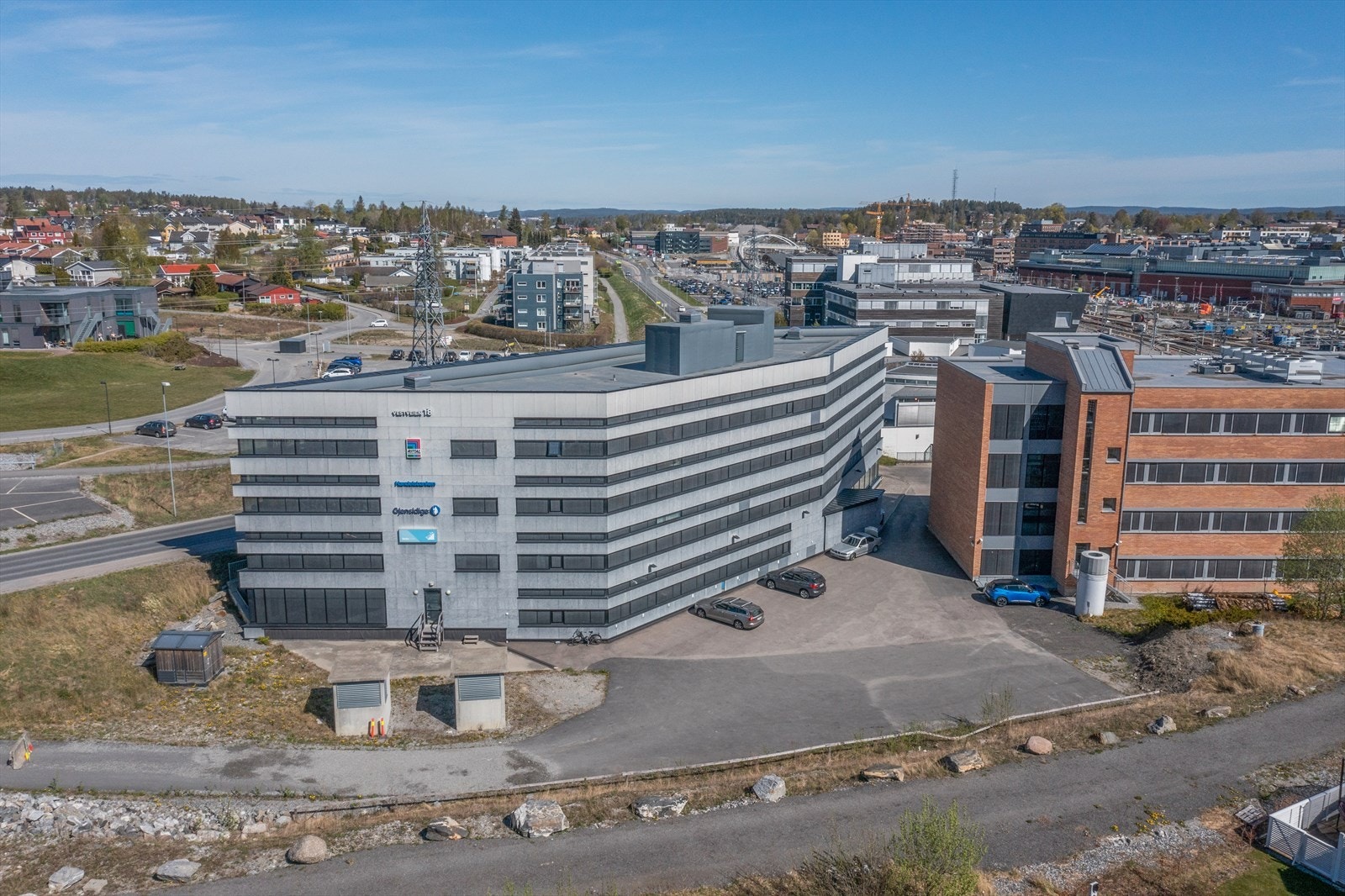 Godt med p-plasser ved adkomst, samt i parkeringskjeller. Galleribilde