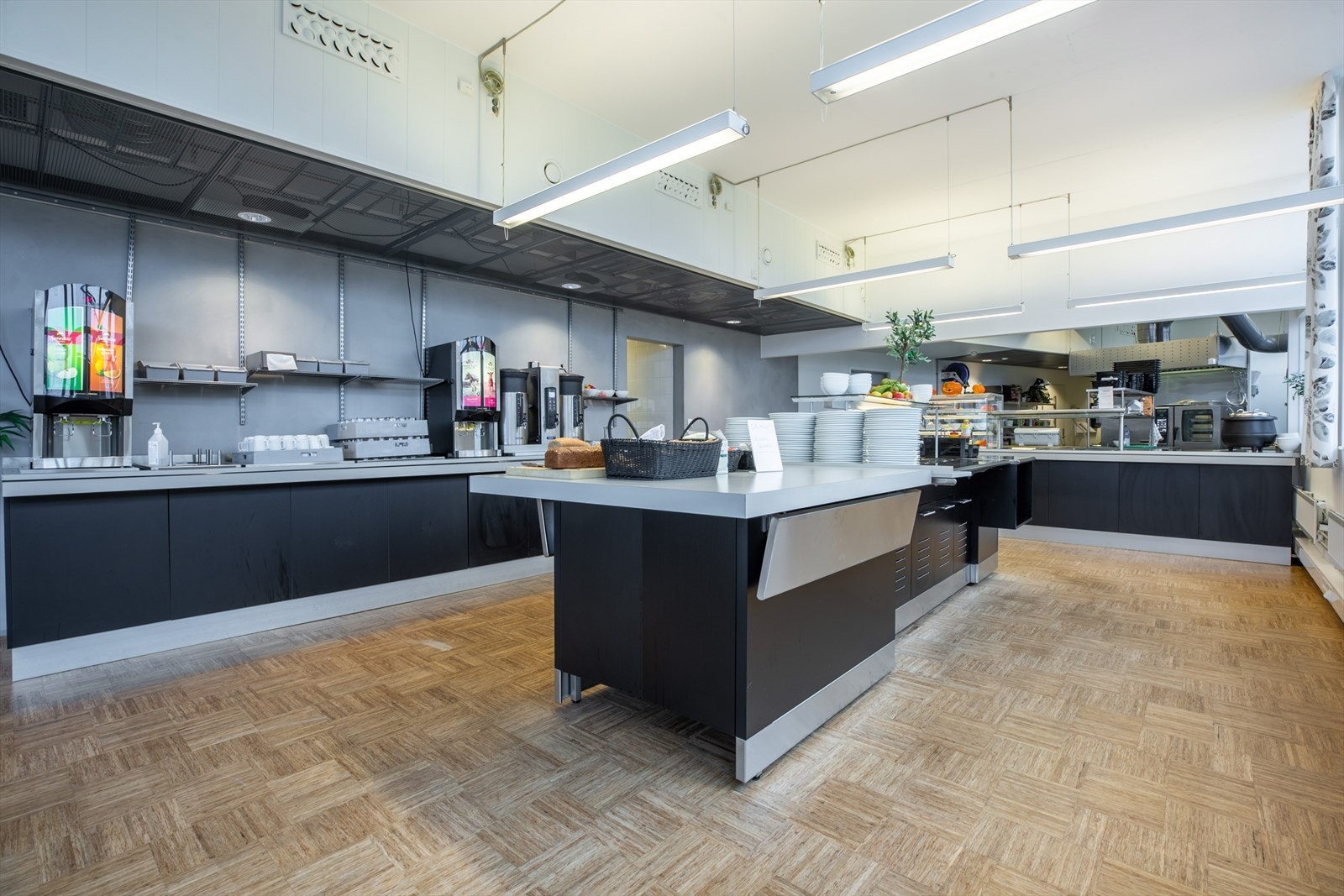 Kantine med godt mattilbud. Galleribilde