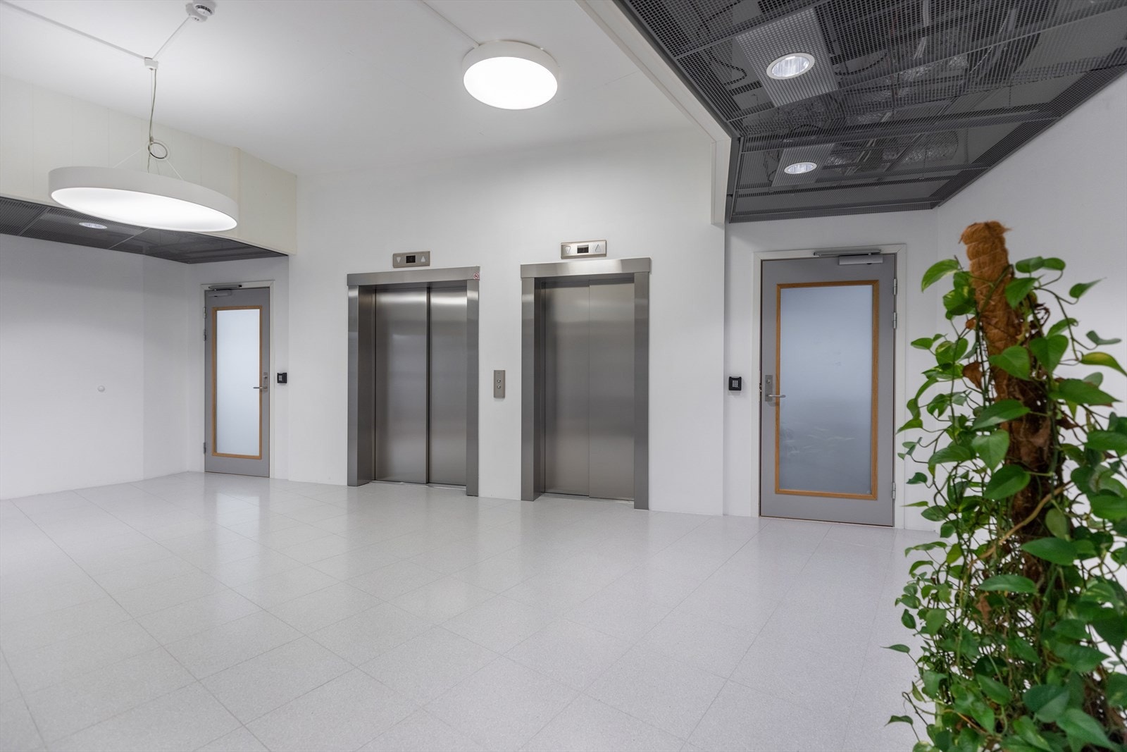 Tilgang via heis og trapp. Galleribilde