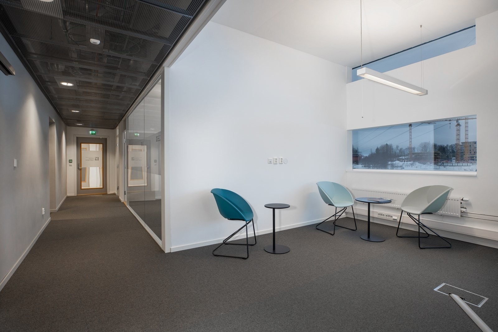 Inndeling med møterom og sosial sone fra annet lokale i bygget. Galleribilde